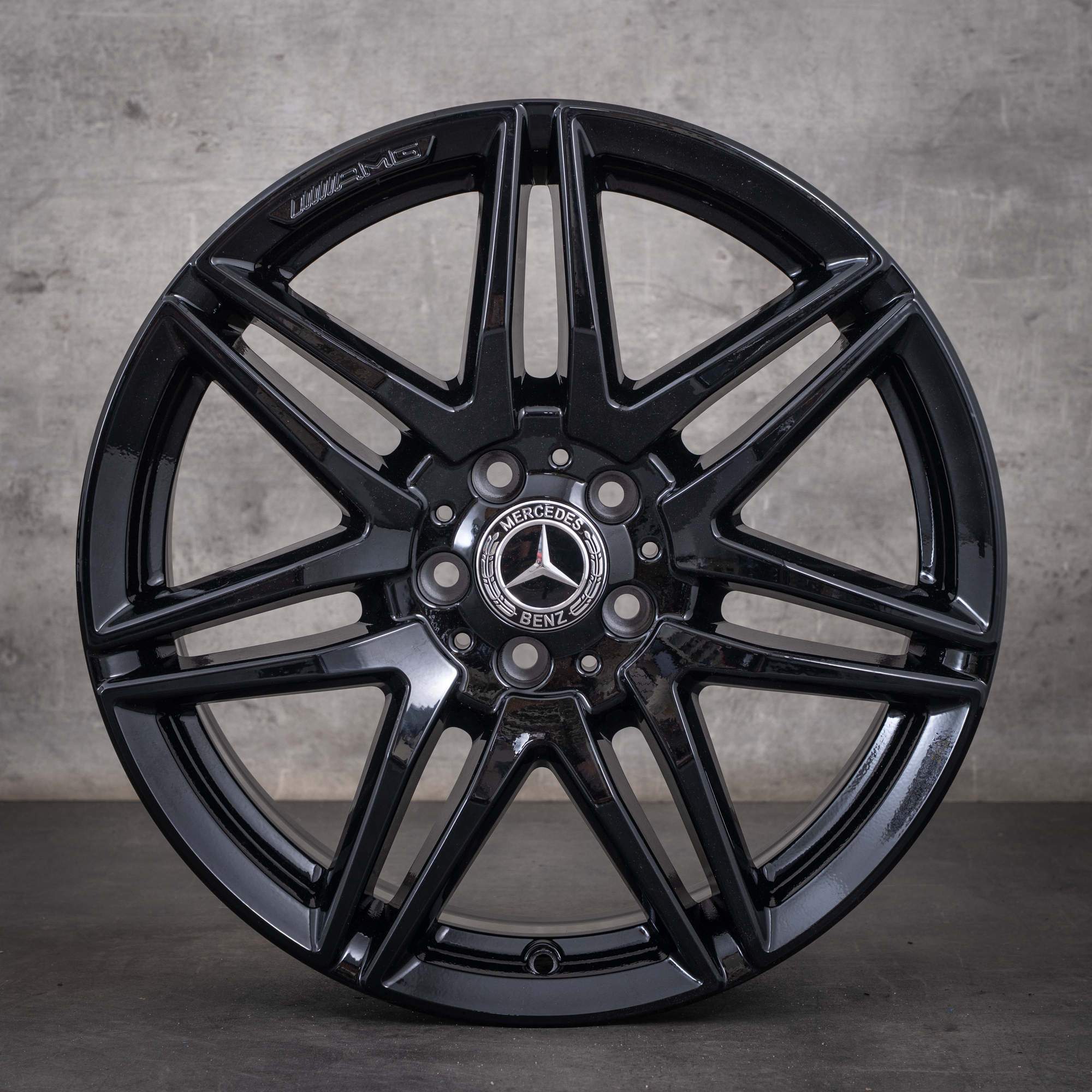 Originální disky Mercedes-Benz třídy V AMG 19 palců W447 A4474015100 lesklá černá