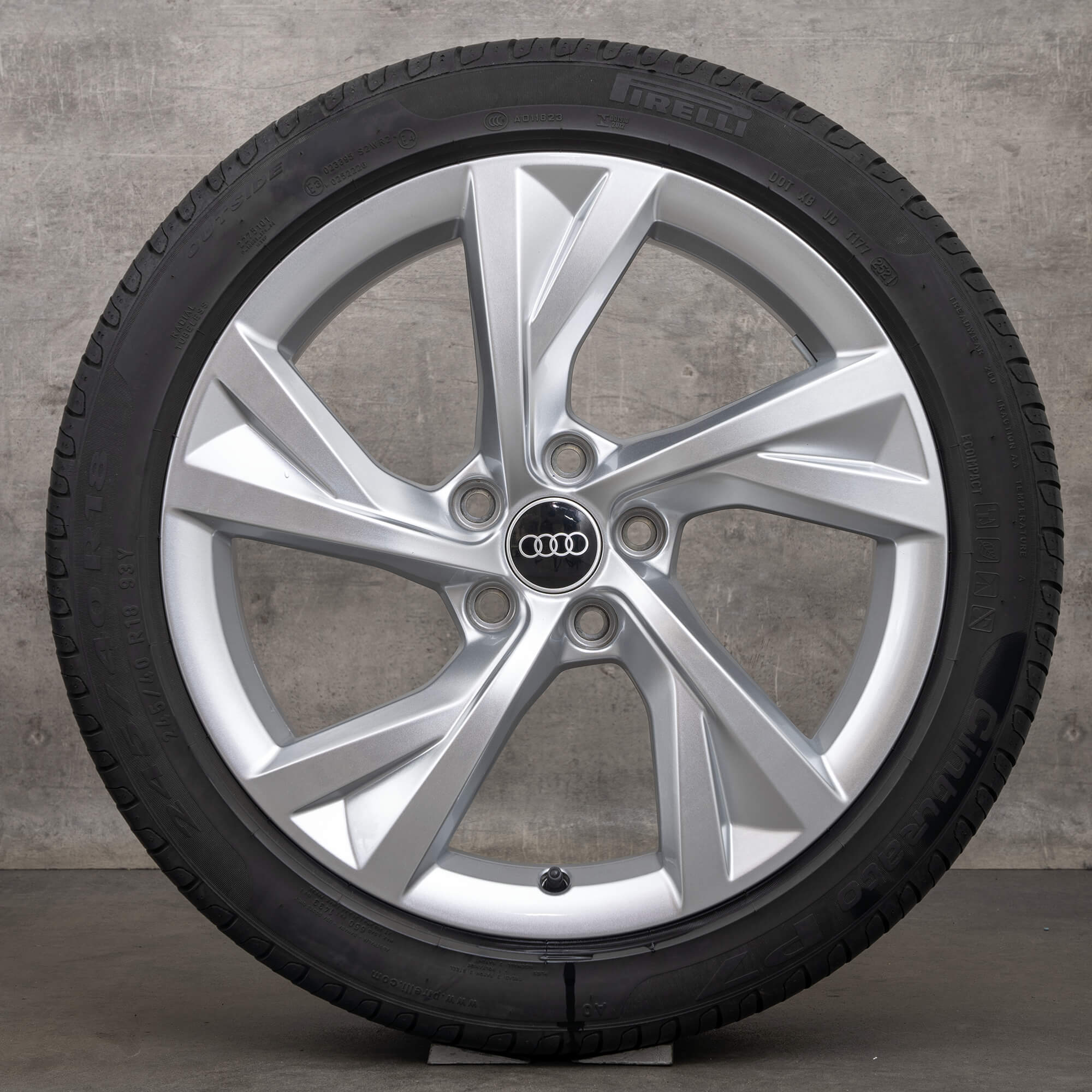Audi A4 S4 8W B9 ruote estive cerchi da 18 pollici pneumatici estivi