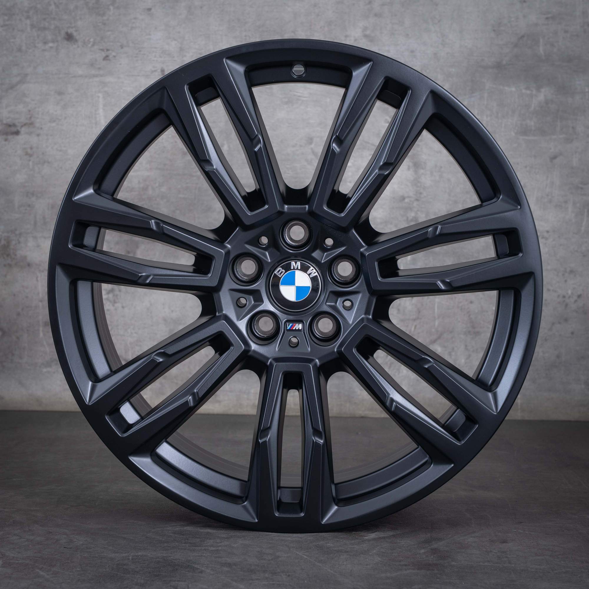 Oryginalne felgi BMW serii 5 i5 19 cali G60 G61 Styling 935 M 5A324E0 czarny mat