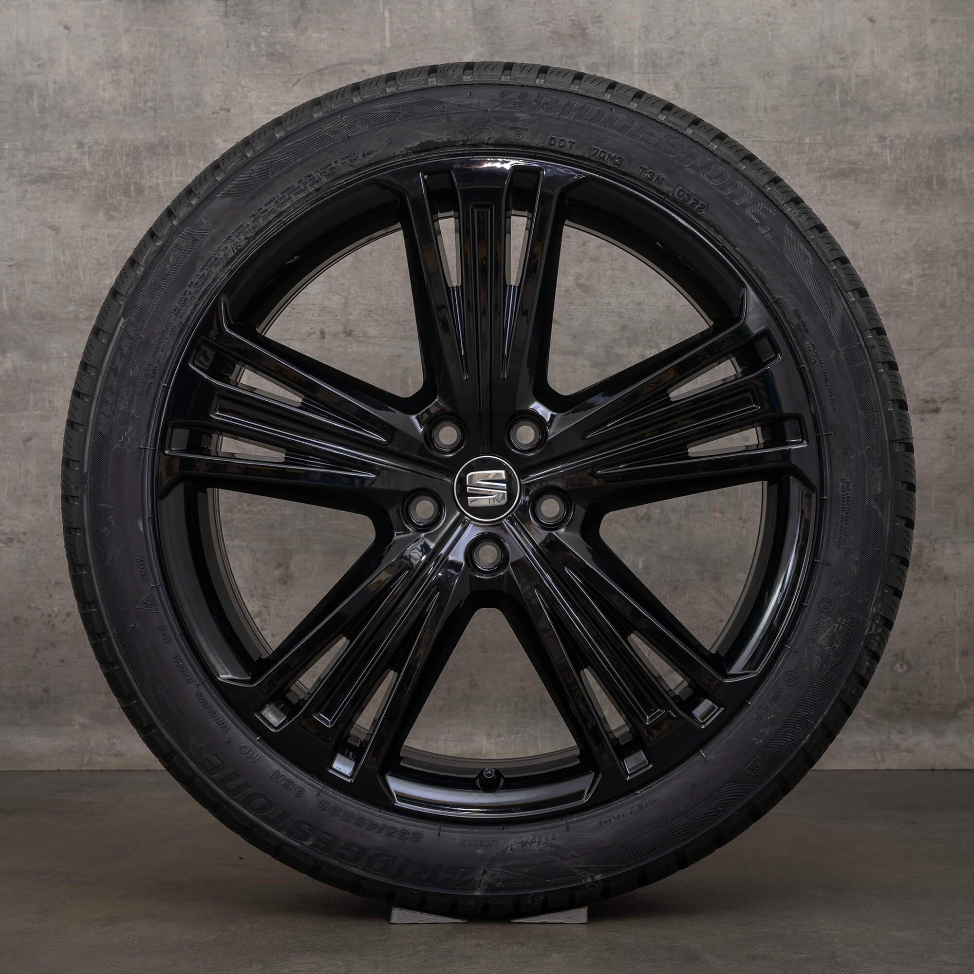 Oryginalne opony zimowe Seat Tarraco 20 cali Felgi Surpreme 5FJ601025B czarne