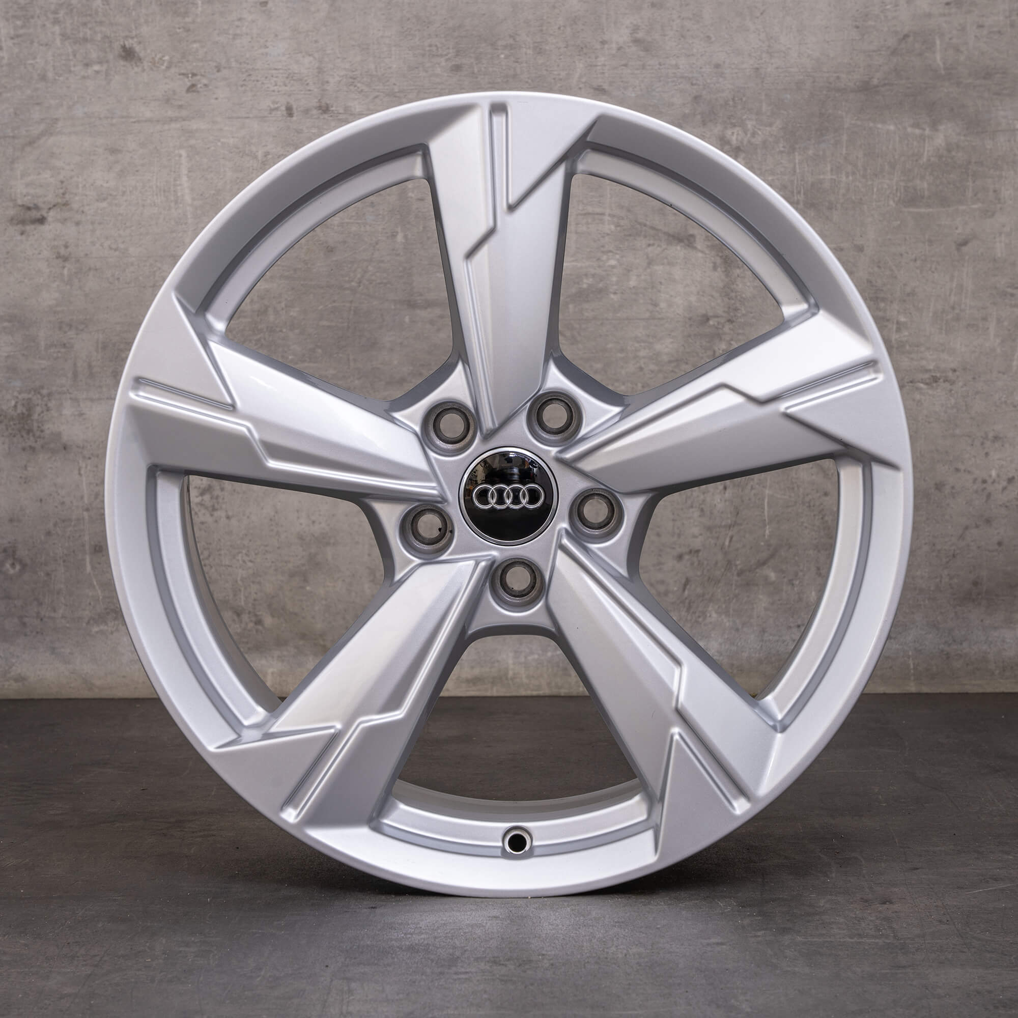Oryginalne felgi Audi A6 S6 18 cali 4K C8 4K0601025D srebrne