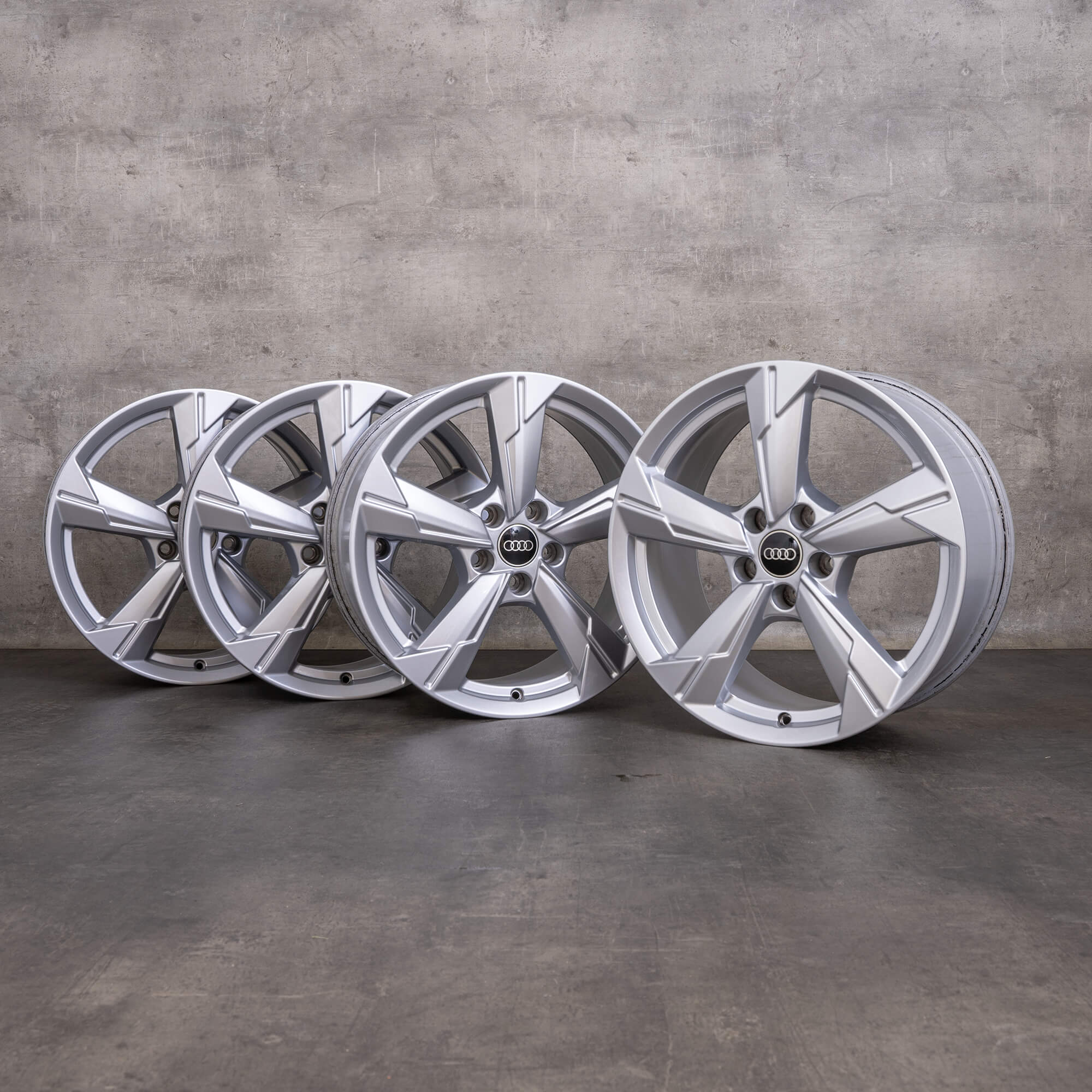 Oryginalne felgi Audi A6 18 cali 4K C8 aluminiowe 4K0601025CE srebrne błyszczące