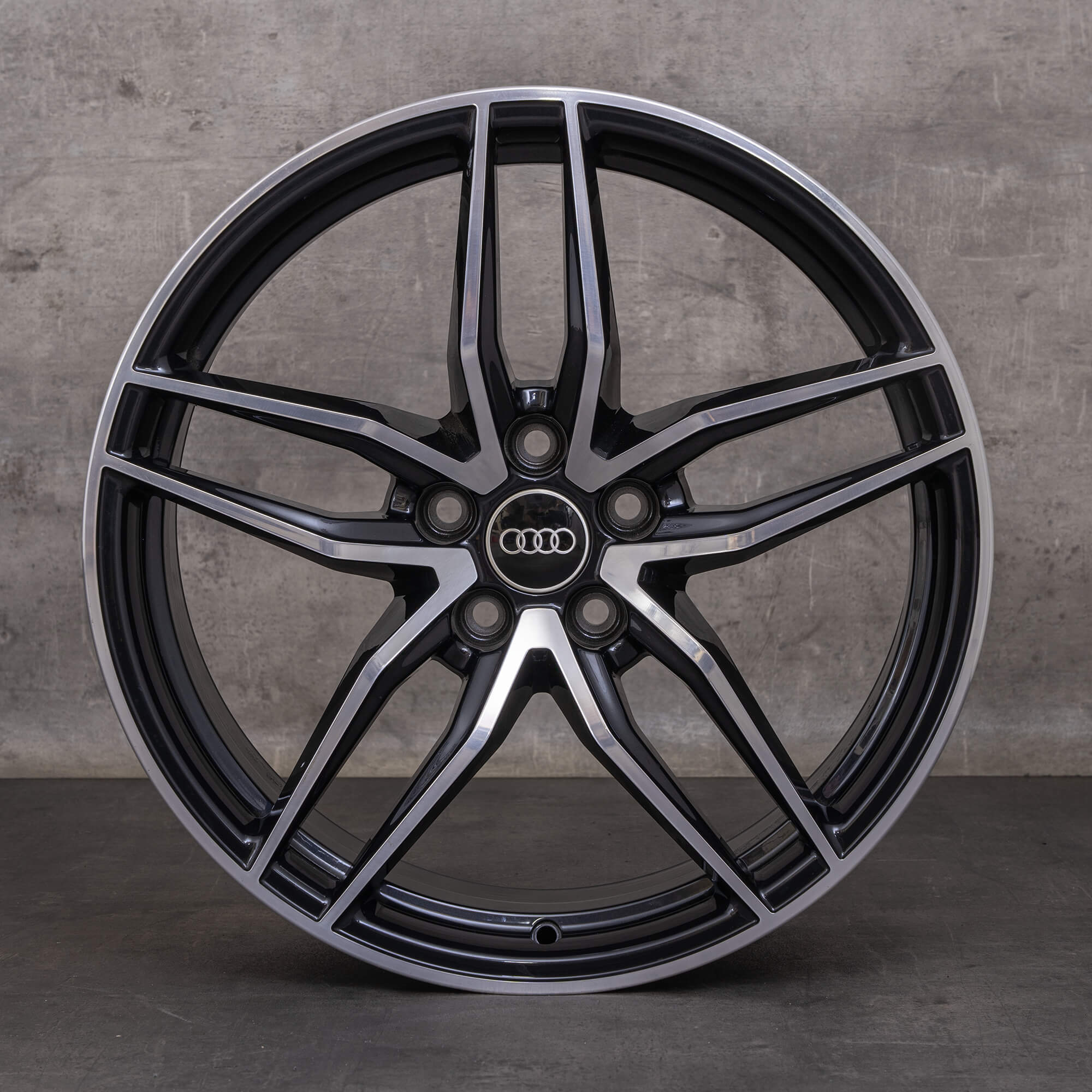 Oryginalne koła zimowe Audi R8 19 cali 4S felgi 4S0601025P 4S0601025R czarne Polerowane