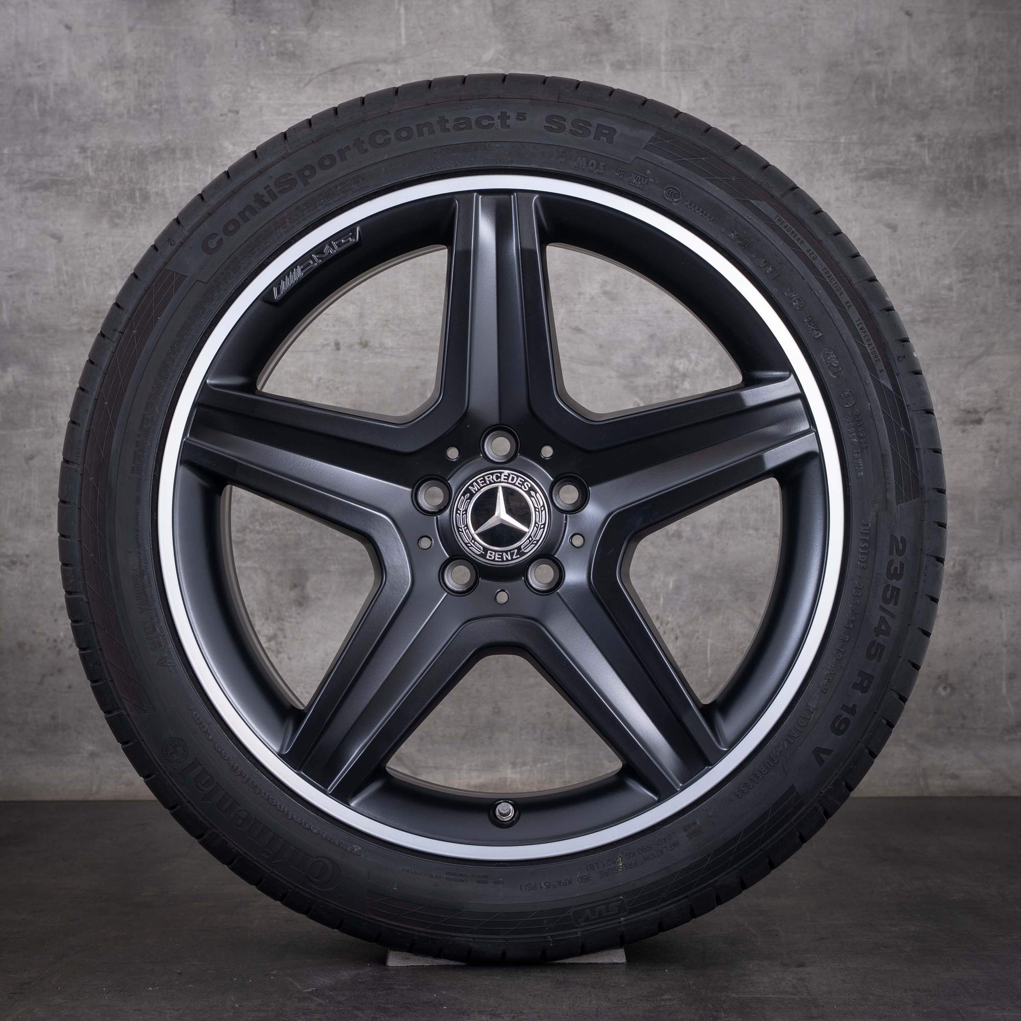 Originele Mercedes-Benz GLA AMG winterbanden op velg 19 inch X156 velgen A1564010600 matzwart met diamond cut rand NIEUW - wiel 4 van 4