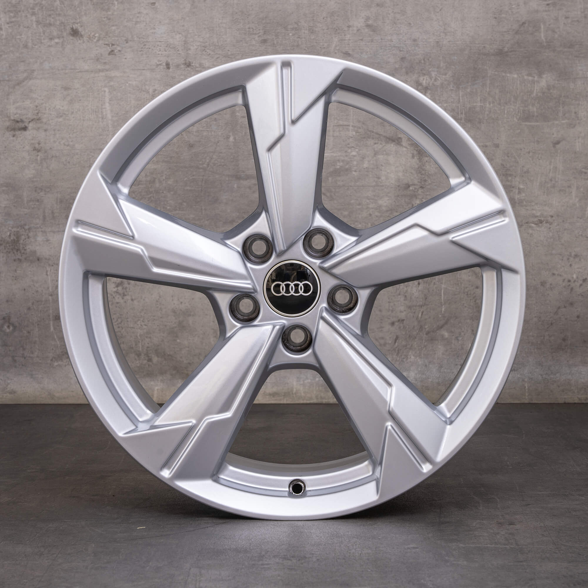 Oryginalne felgi Audi A6 18 cali 4K C8 aluminiowe 4K0601025CE srebrne błyszczące