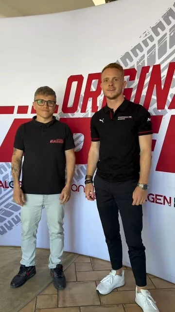 Jonas Greif und Julian von Original Räder nach der Vertragsunterzeichnung