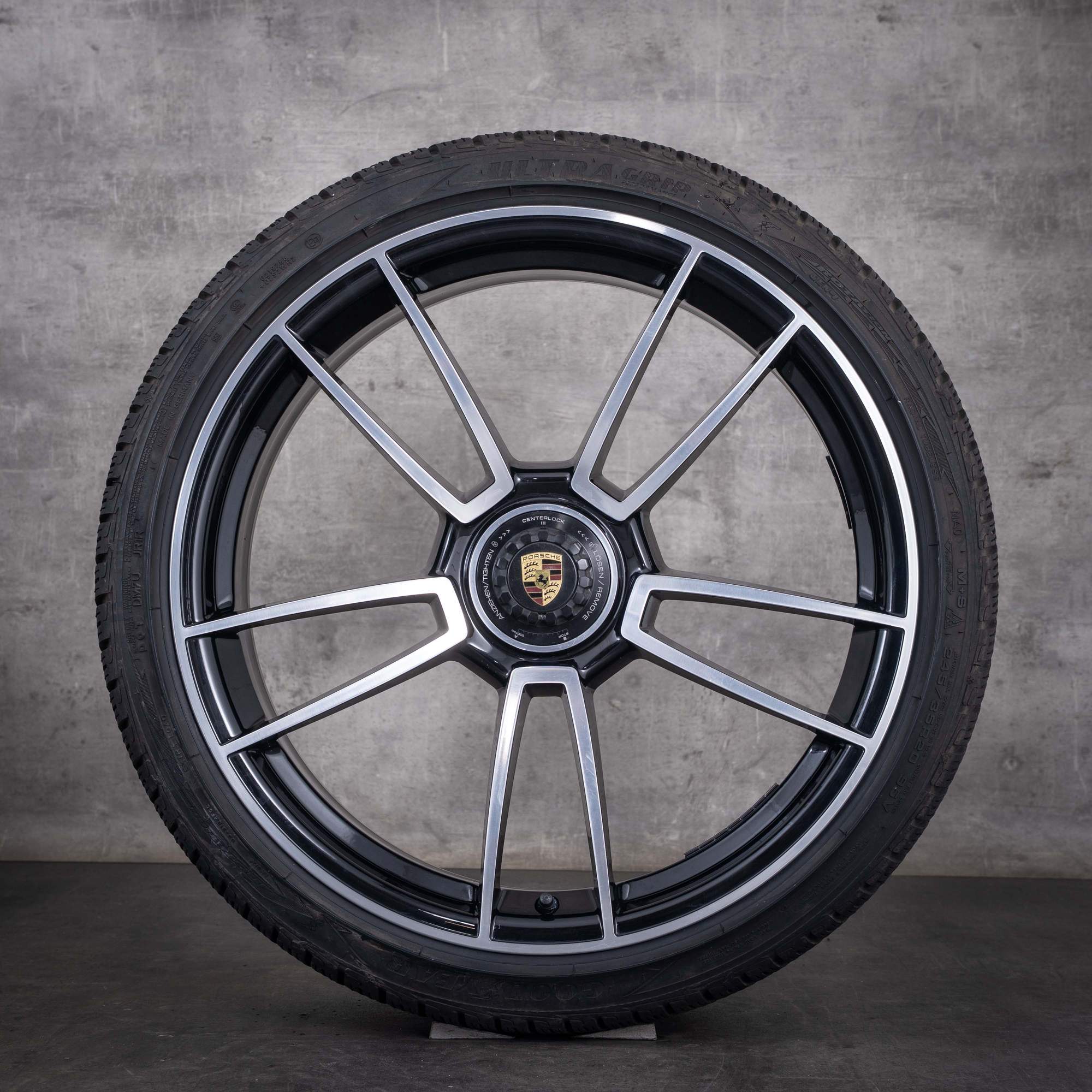 Original Porsche 992 I Winterräder 20 21 Zoll Turbo S Felgen 992601025AB 992601025AC schwarz front glanzgedreht