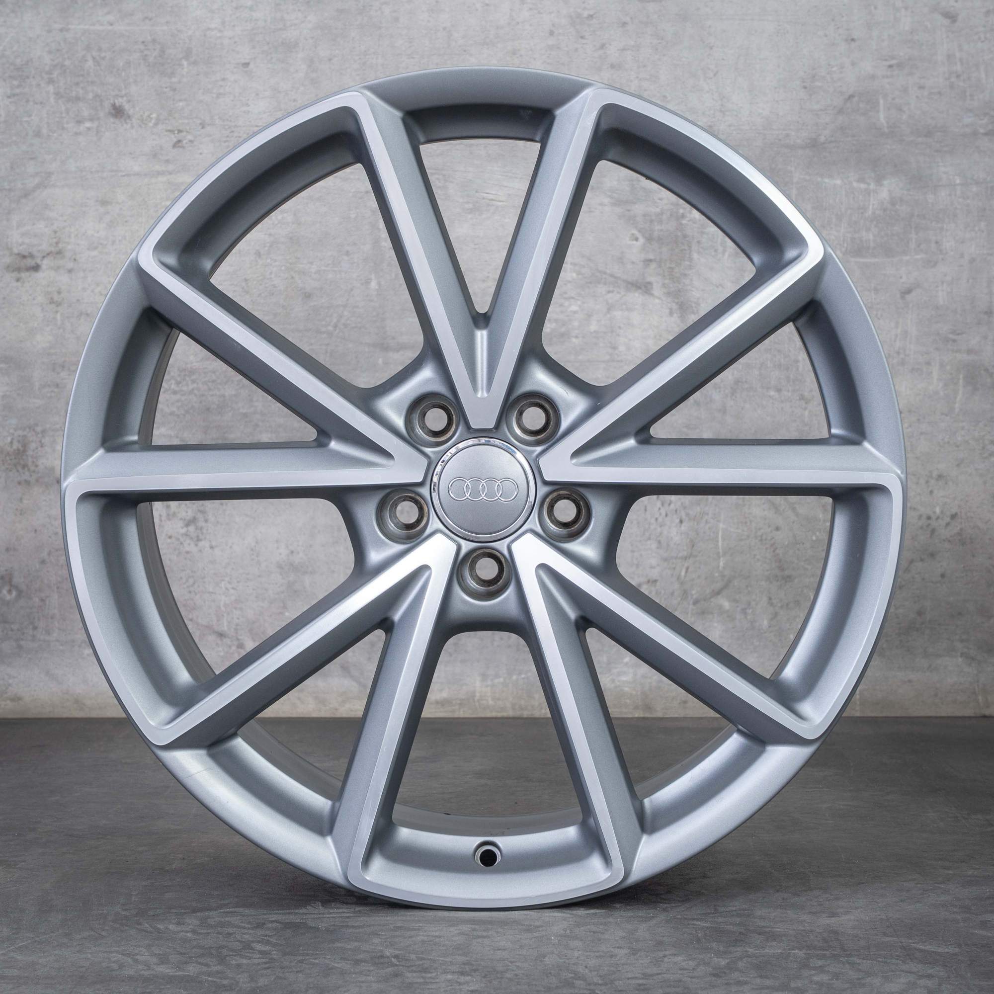 Alkuperäiset Audi Q3 RSQ3 vanteet 20 tuuman 8U kesäpyörät 8U0601025AK titan matta kiillotettu.