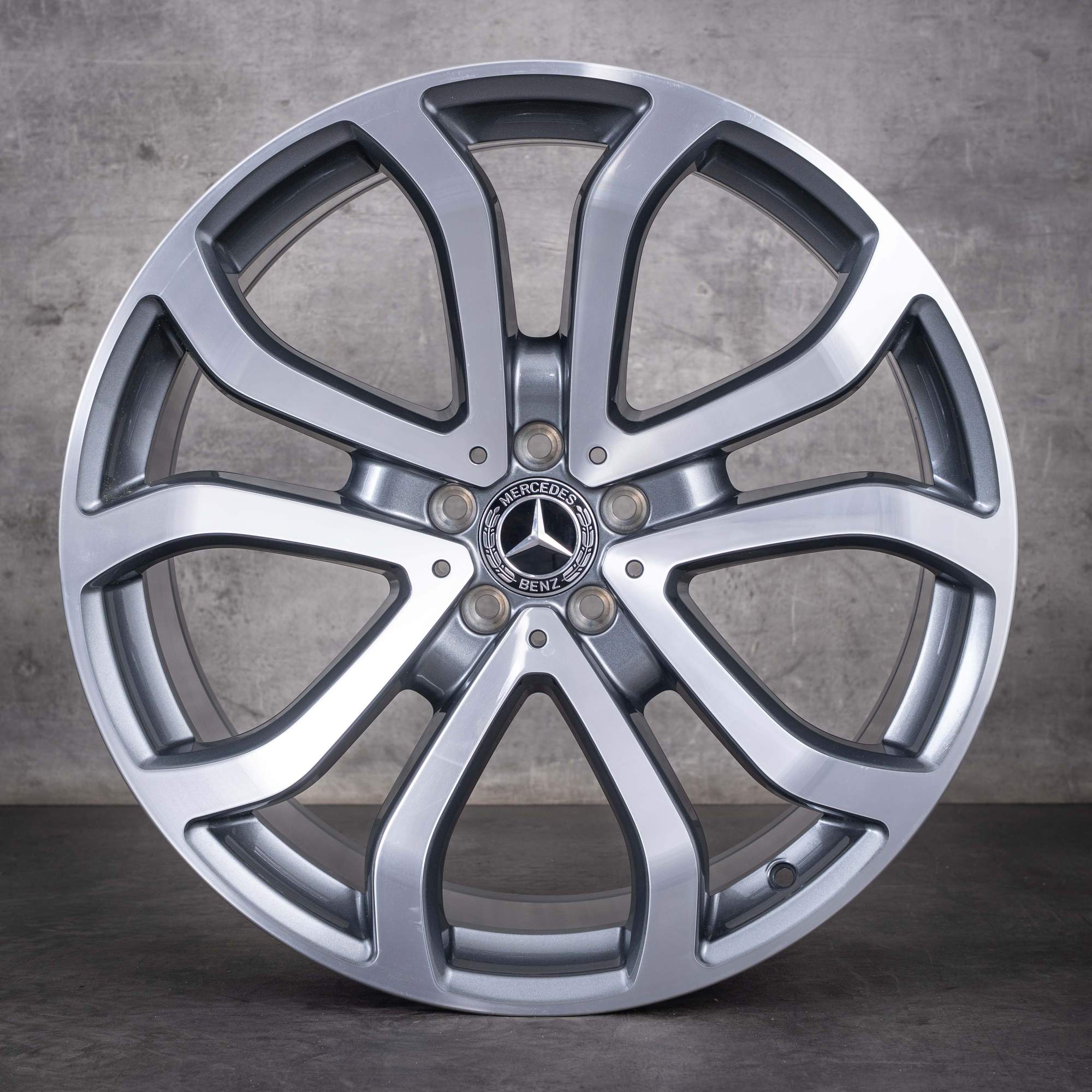 Pneus de inverno originais Mercedes-Benz GLE 43 63 S AMG de 21 polegadas modelo C292 referências A2924011400 A2924011500 cor «Himalaya Grey» com acabamento diamantado