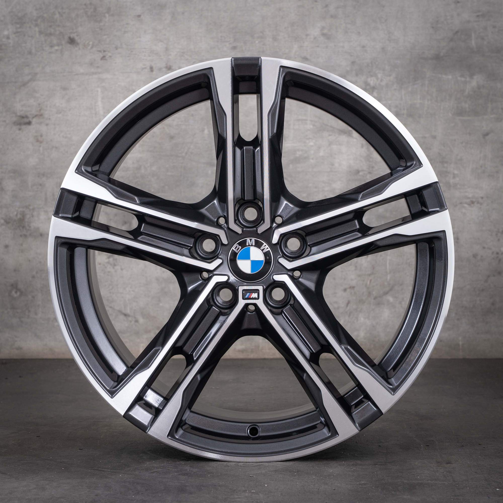 Oryginalne koła zimowe BMW 1er 2er 18 cali F40 F44 Gran Coupe felgi stylizowane 819 8092352 orbitgrey glanzgedreht