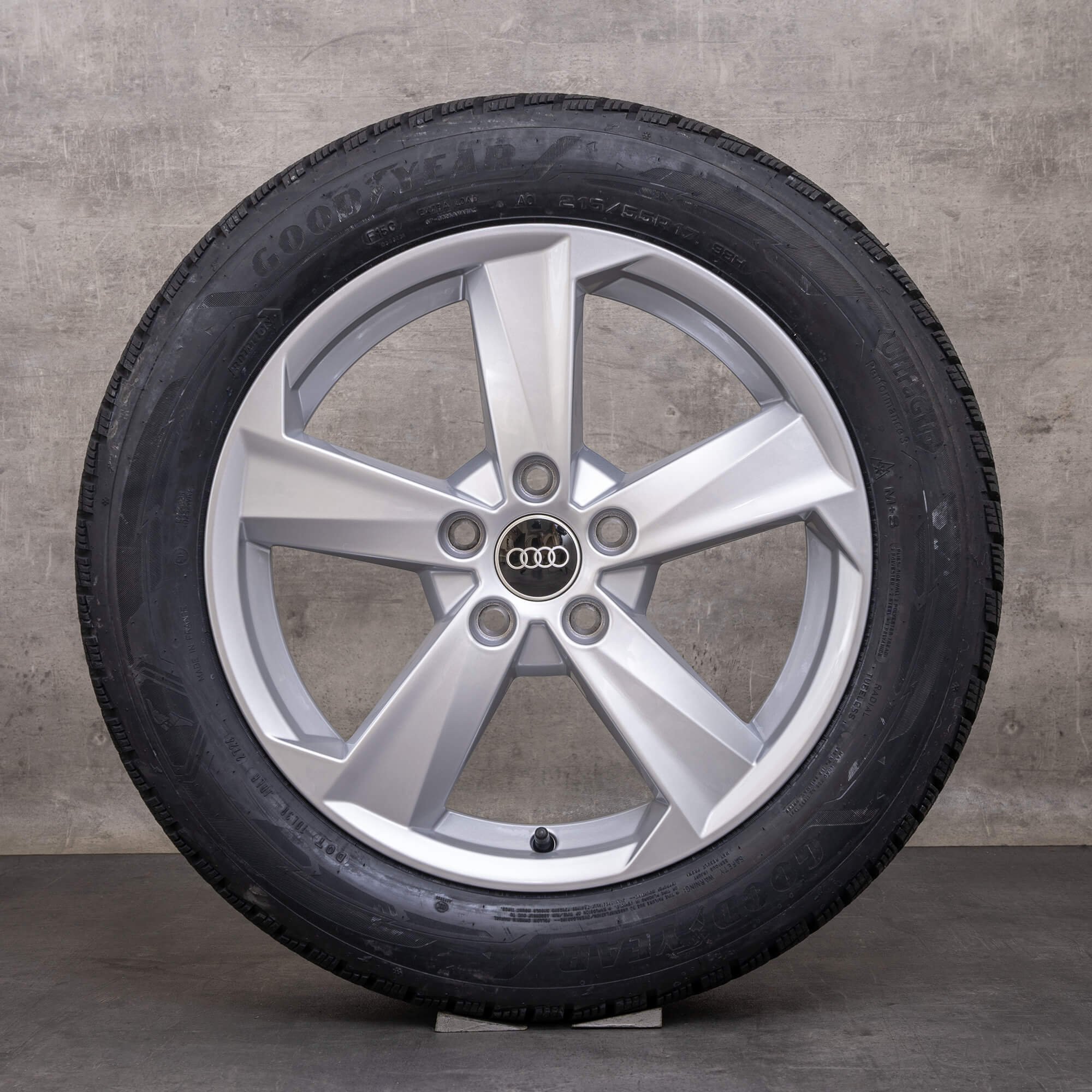 Alkuperäiset Audi Q2 talvirenkaat 17 tuuman GA-vanteet Rotor 81A601025B hopea