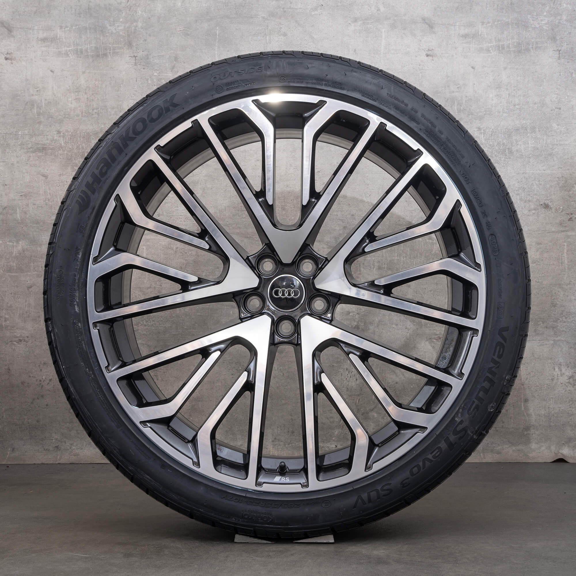 Oryginalne koła zimowe do Audi Q8 SQ8 23 cale felgi 4M8 4M8601025BN czarne w technologii diamond cut NOWE