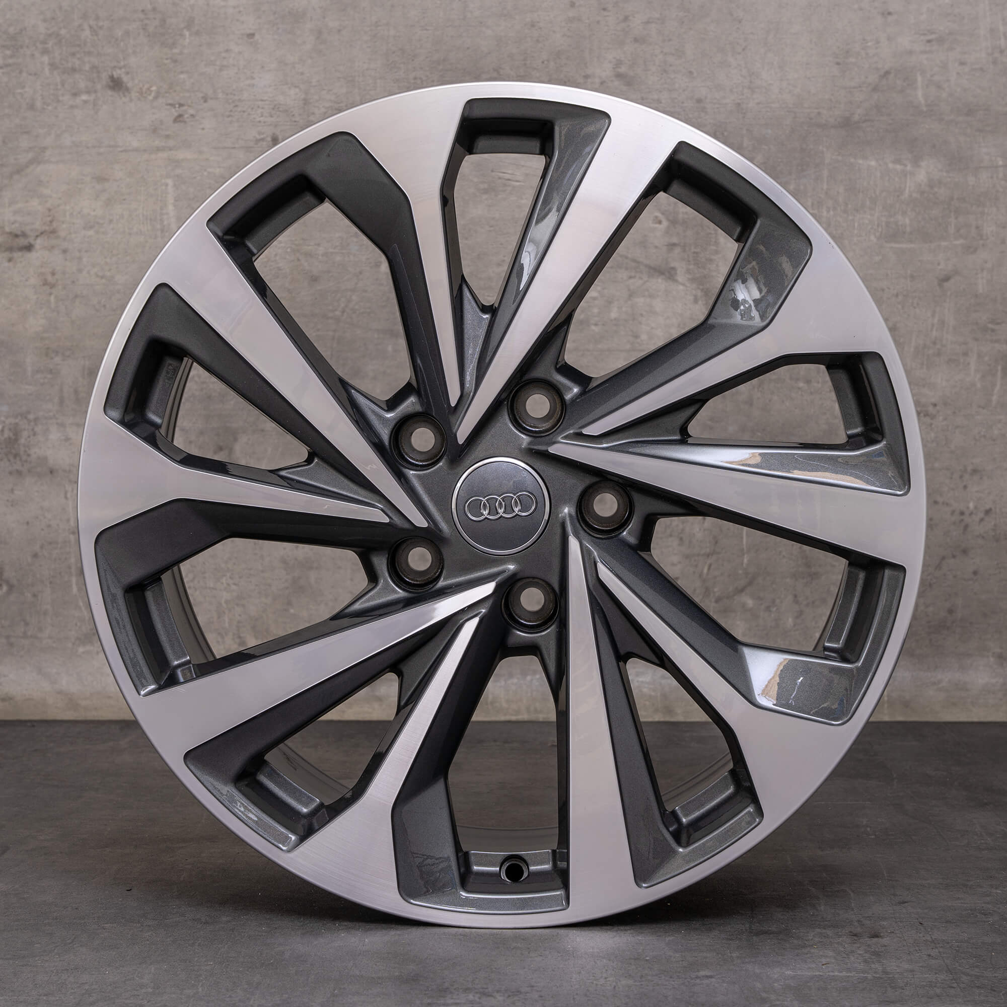 Original Audi Q6 SQ6 e-tron Felgen 19 Zoll GF 85H601025BN 85H601025BM Dynamik graphitgrau glanzgedreht