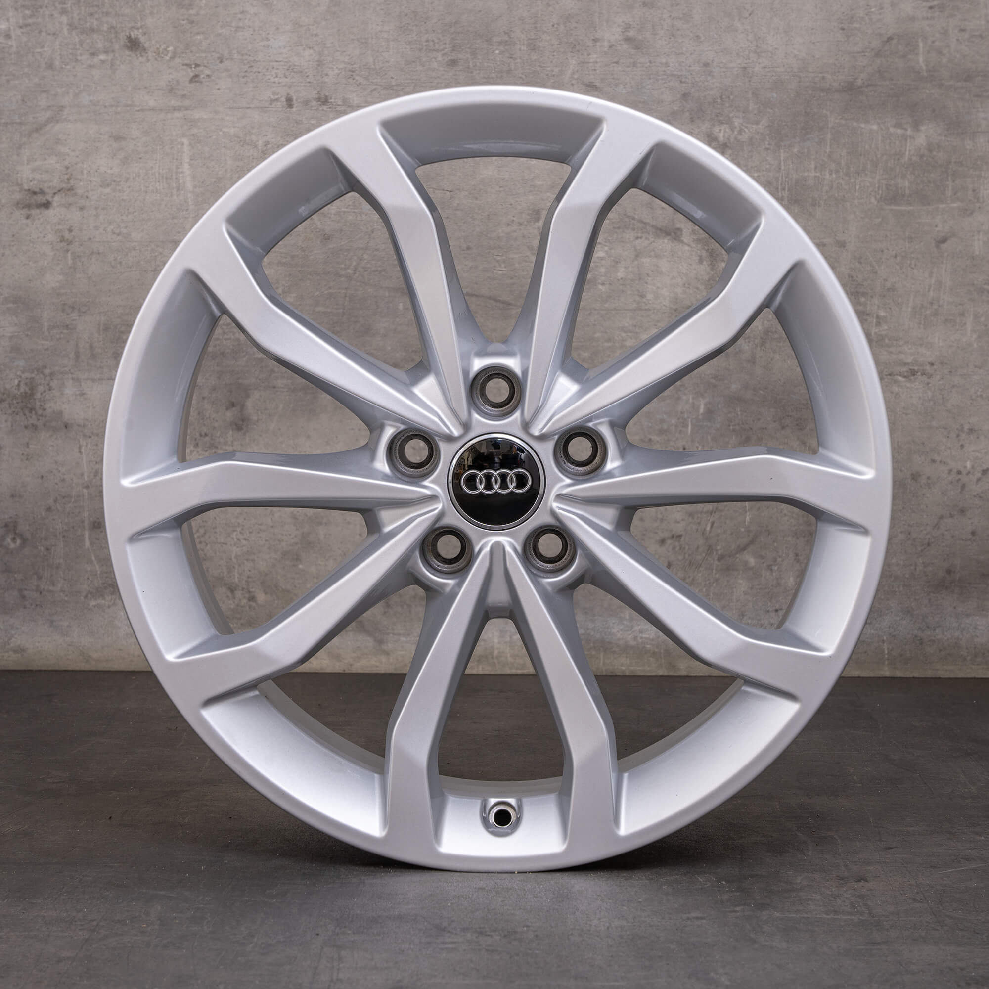 Original Audi A4 S4 ráfky na auto 18 palců B9 8W 8W0601025ED stříbrné lesklé