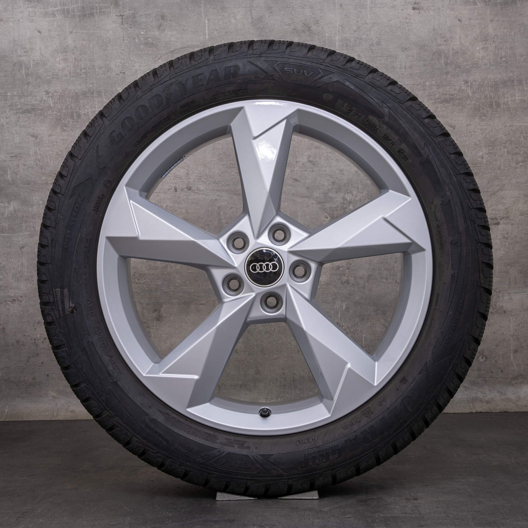 Original zimní pneu s disky Audi Q3 19palcové ráfky na auto F3 83A601025N Dynamic Design stříbrné lesklé