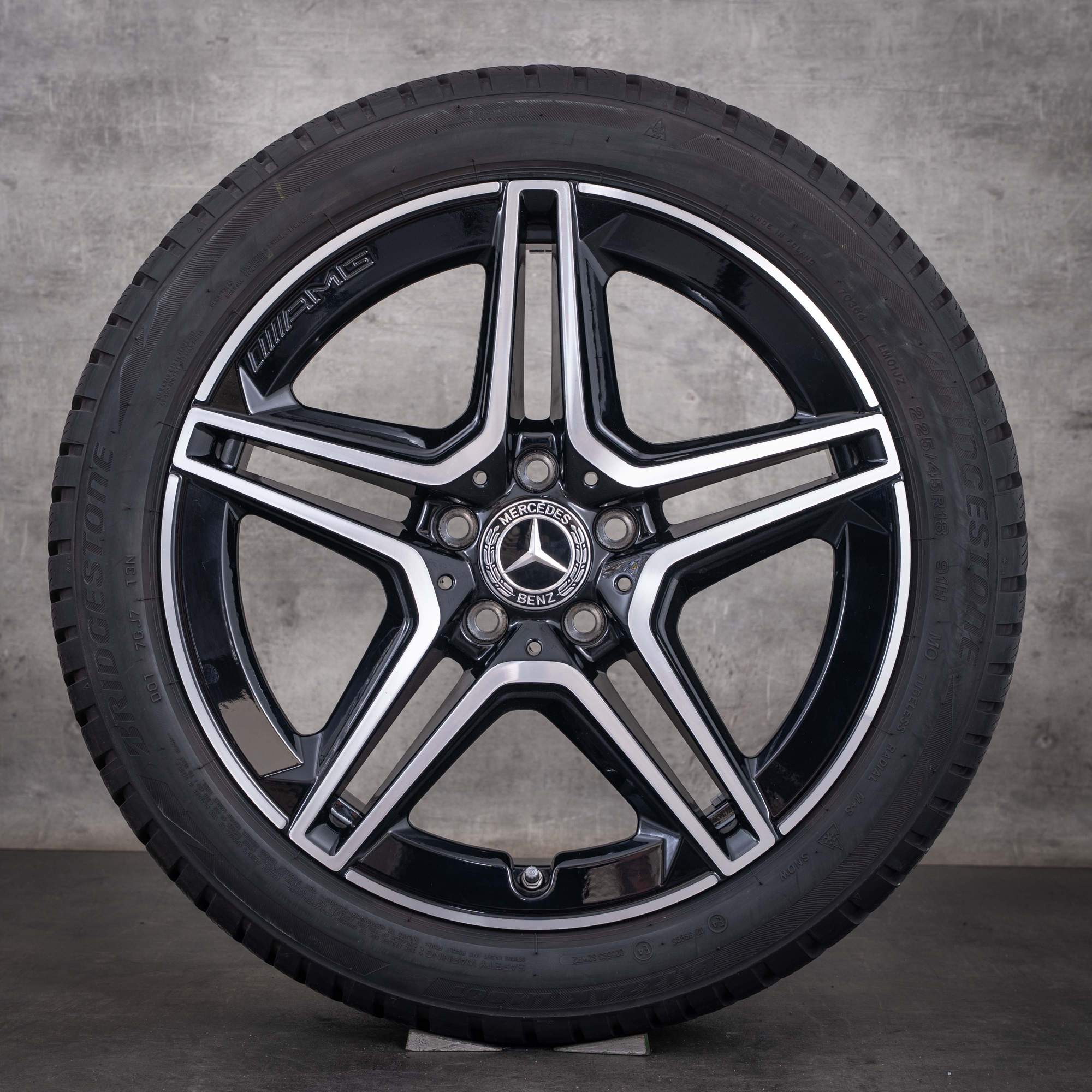 Original Mercedes-Benz A- och B-klass samt CLA AMG vinterhjul 18 tum W177 V177 W247 X118 C118 fälgar A1774011500 svarta frontpolerade