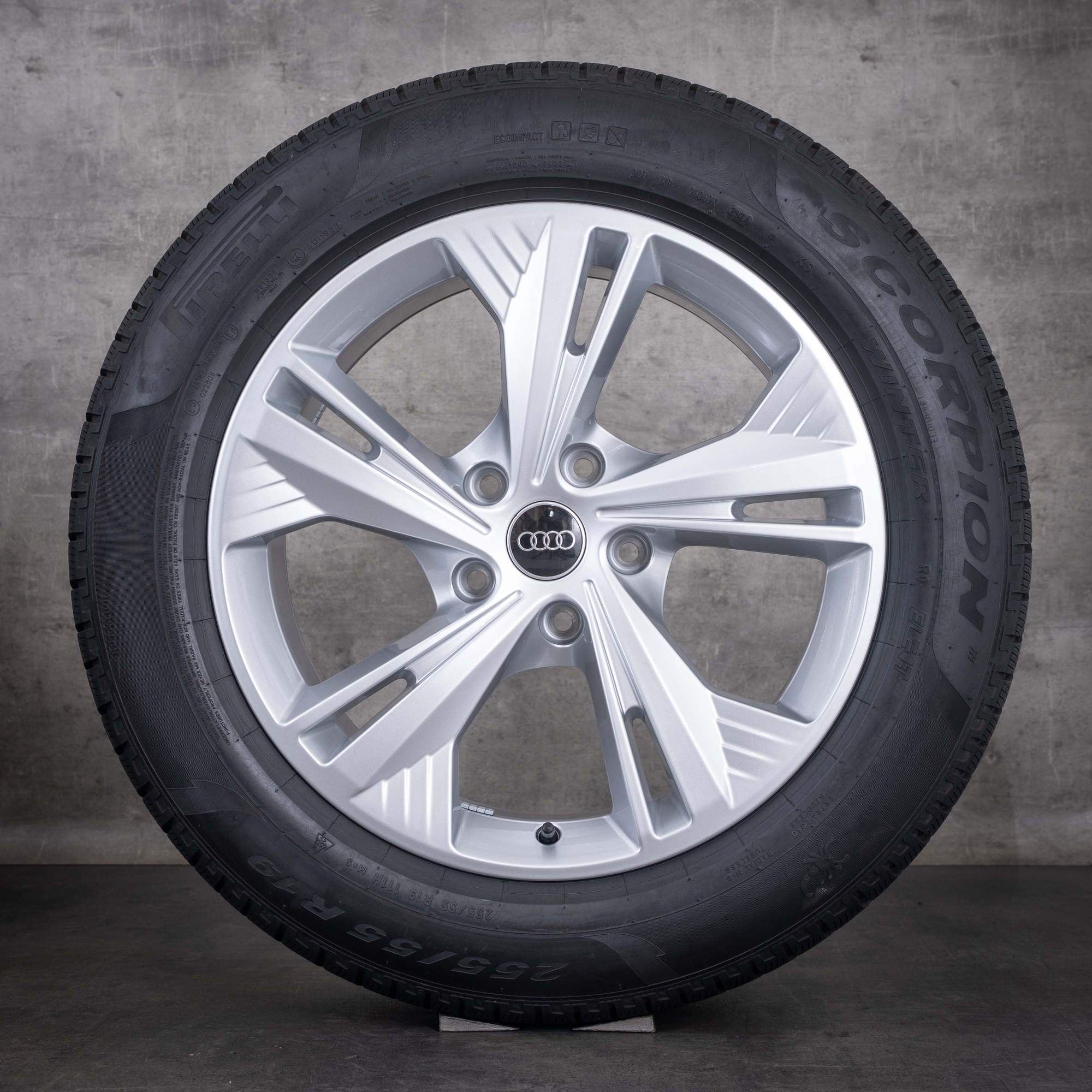 Ruote invernali originali Audi Q6 e-tron da 19 pollici GF cerchi 85H601025BK 85H601025BL Flag argento lucido - ruota 4 di 4
