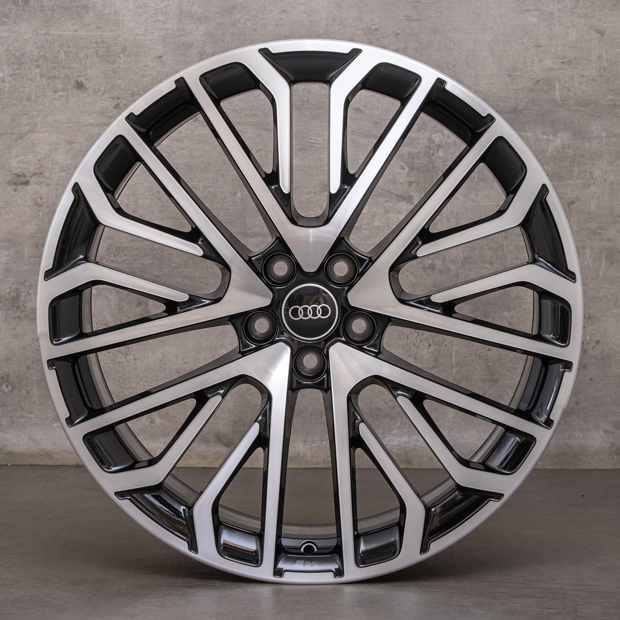 Oryginalne felgi Audi Q8 SQ8 23 cale 4M8 4M8601025BN czarne z efektem diamond cut NOWE