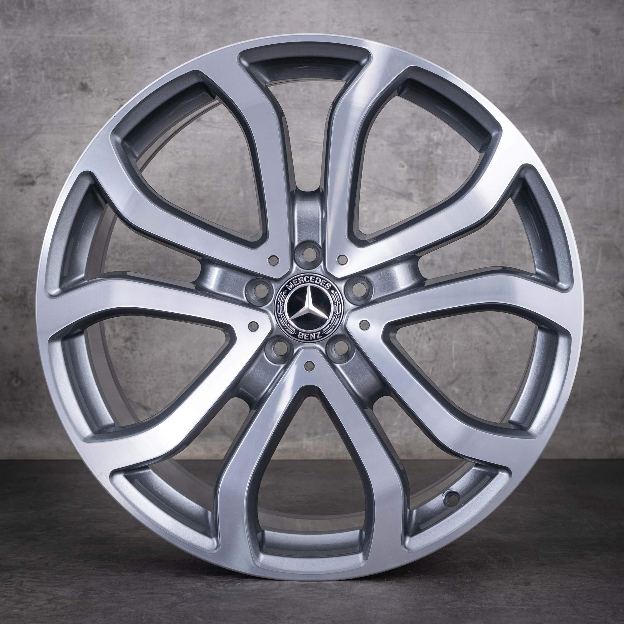 Pneus de inverno originais Mercedes-Benz GLE 43 63 S AMG de 21 polegadas modelo C292 referências A2924011400 A2924011500 cor «Himalaya Grey» com acabamento diamantado