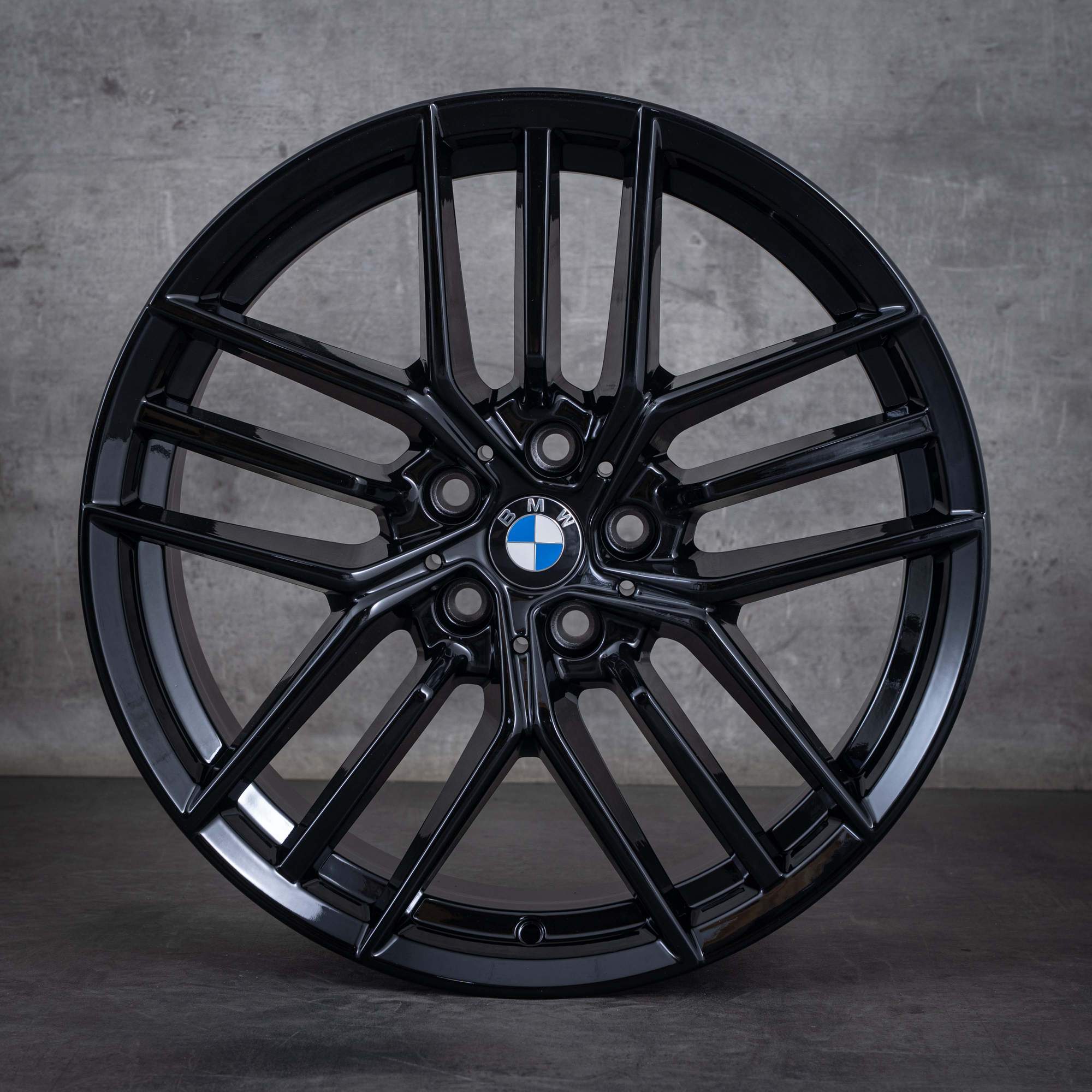 Oryginalne felgi BMW serii 5 i5 19 cali G60 G61 Styling 933 5A324D6 czarne błyszczące