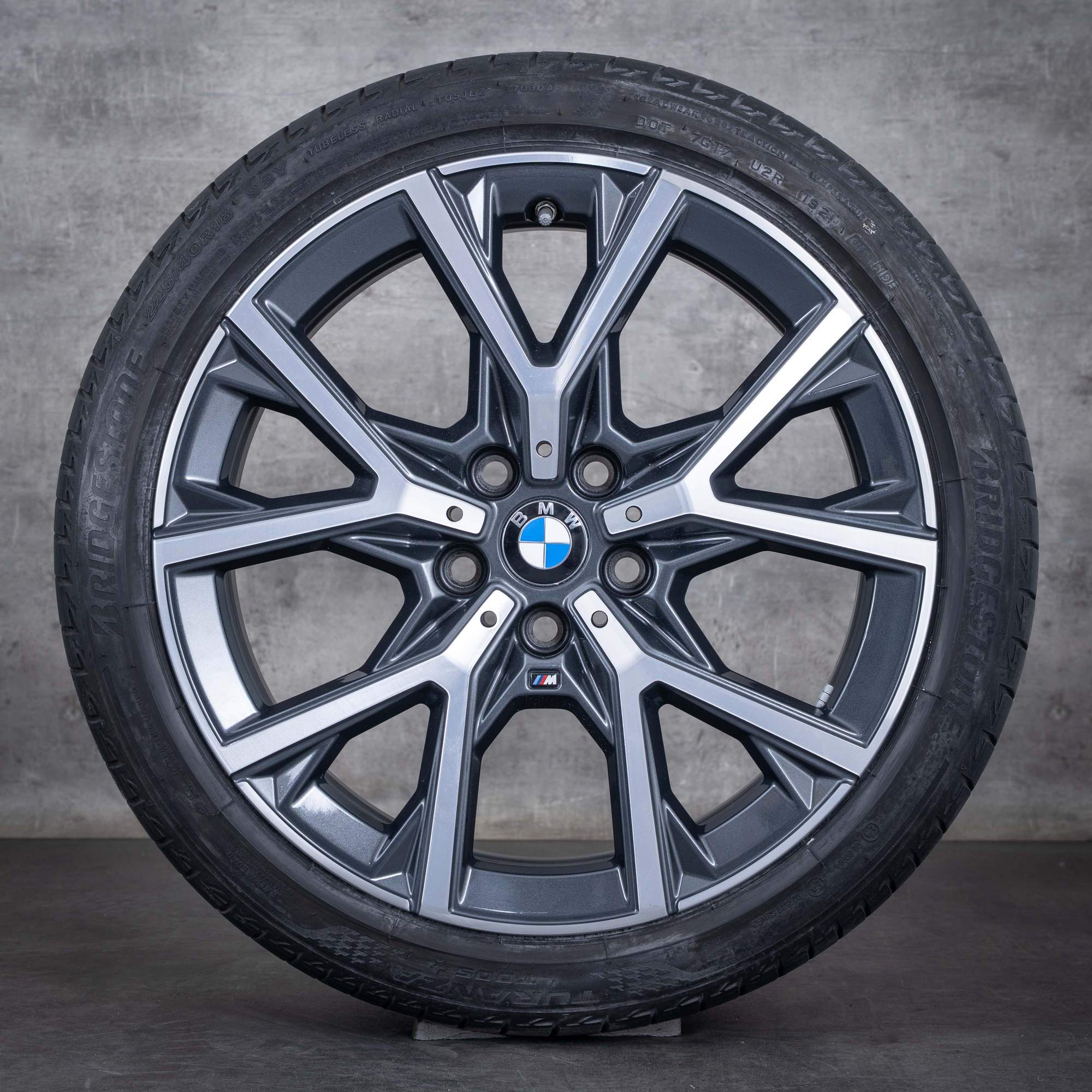 Oryginał BMW Seria 1 2 koła 18 cali F40 F44 Gran Coupé letnie stylizacja 553 M 8092355 midknight grey polerowane toczone