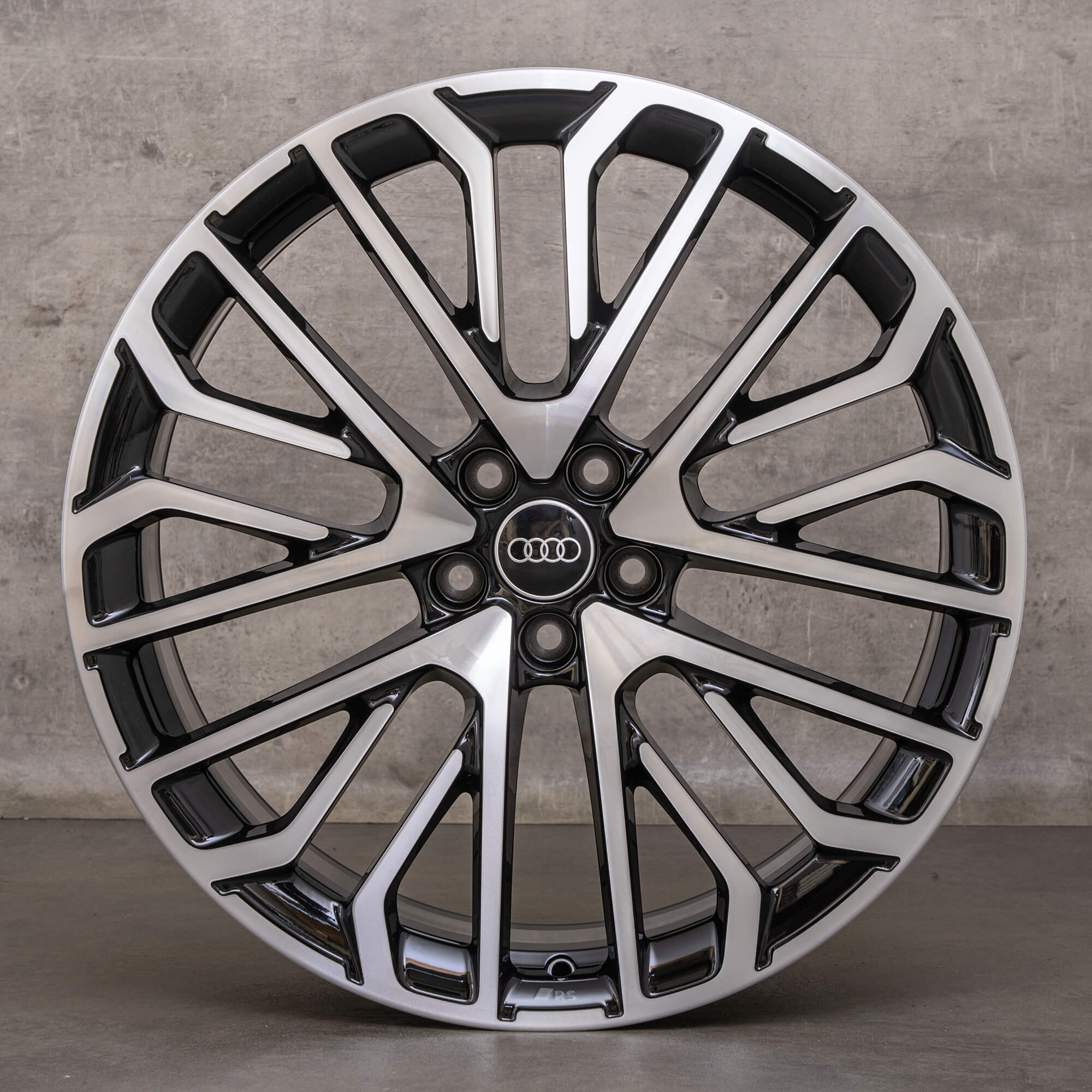 Oryginalne felgi Audi Q8 SQ8 23 cale 4M8 4M8601025BN czarne z efektem diamond cut NOWE