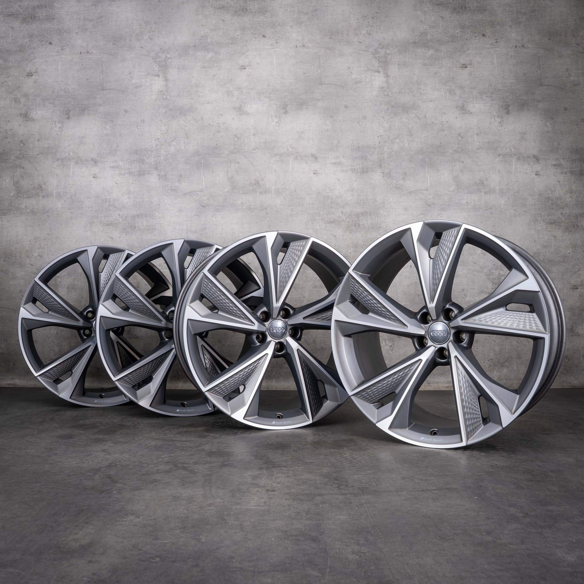 Oryginalne felgi Audi RS6 RS7 22 cale 4K C8 4K0601025BB tytanowe matowe z elementami w stylu diamond cut