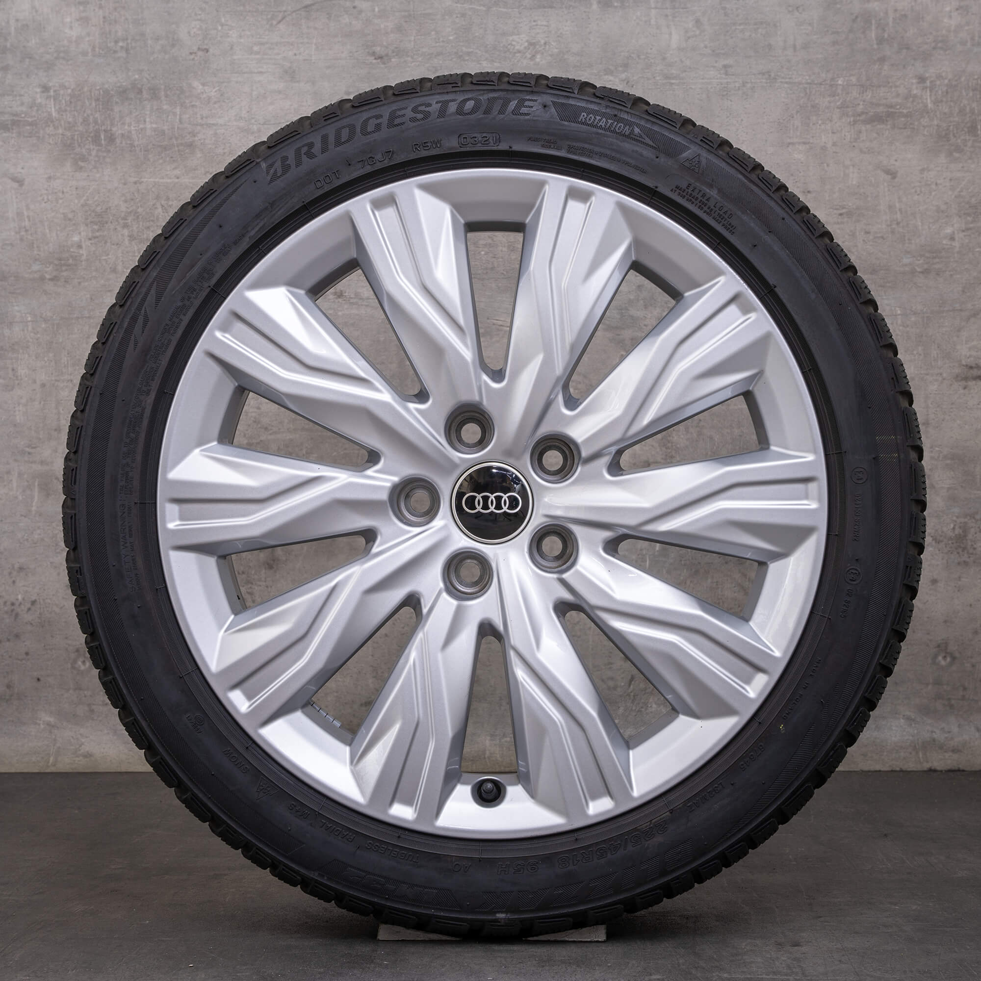 Original Audi A4 S4 B9 8W Gravis Winterräder 18 Zoll Felgen 8W0071498 silber glanz