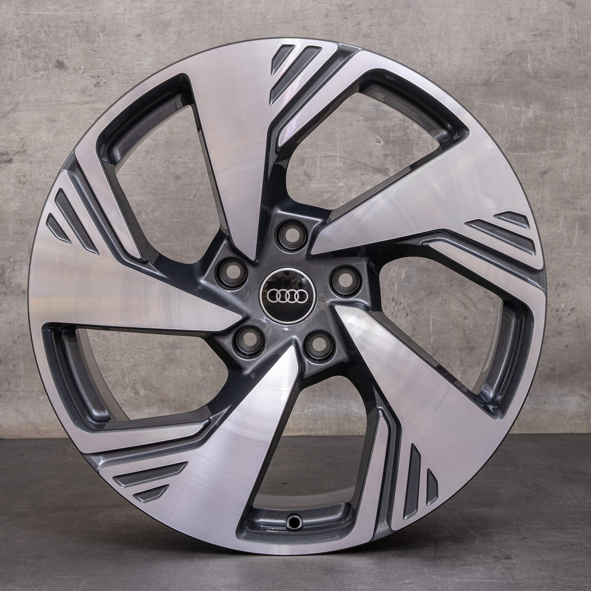 Oryginalne felgi Audi Q6 SQ6 e-tron 20 cali GF 85H601025BR 85H601025BS antracyt polerowane