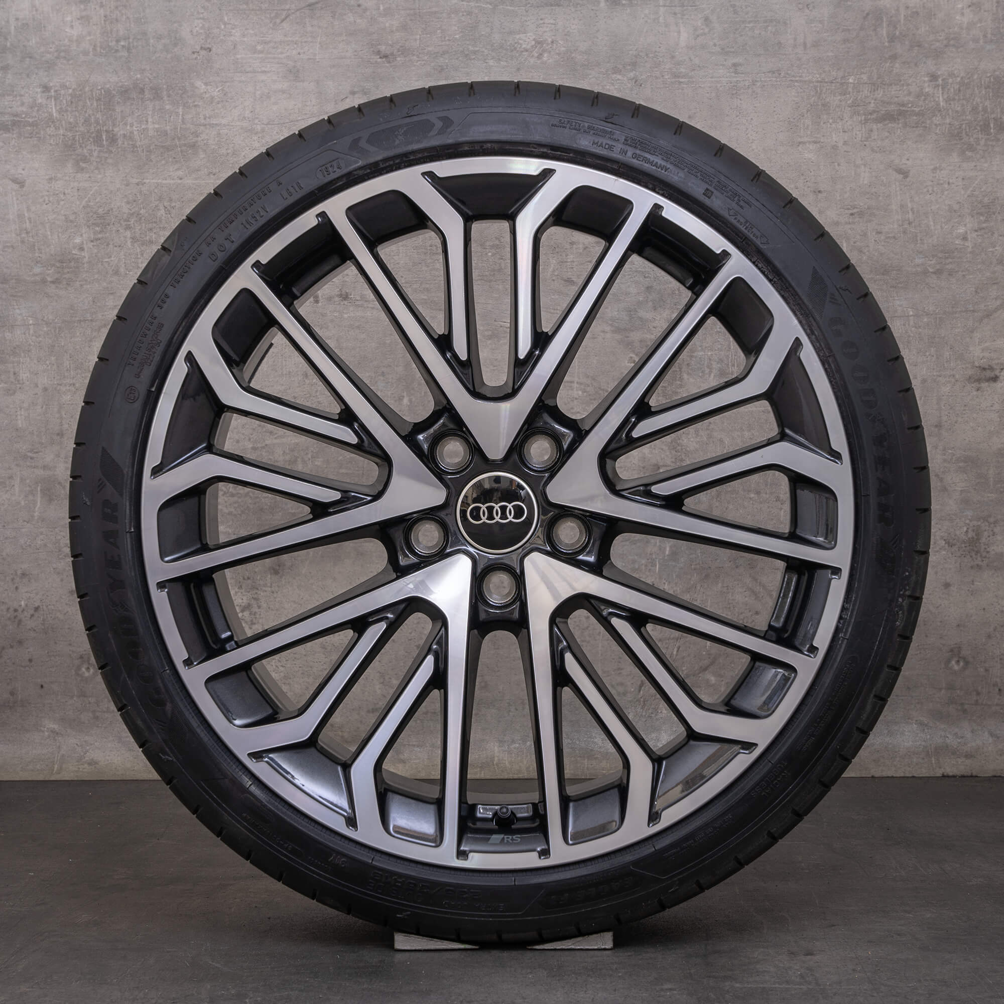 Original zimní pneu s disky Audi A3 S3 RS3 19" 8V 8Y ráfky na auto 8Y0601025DC titan leštěné NOVÉ