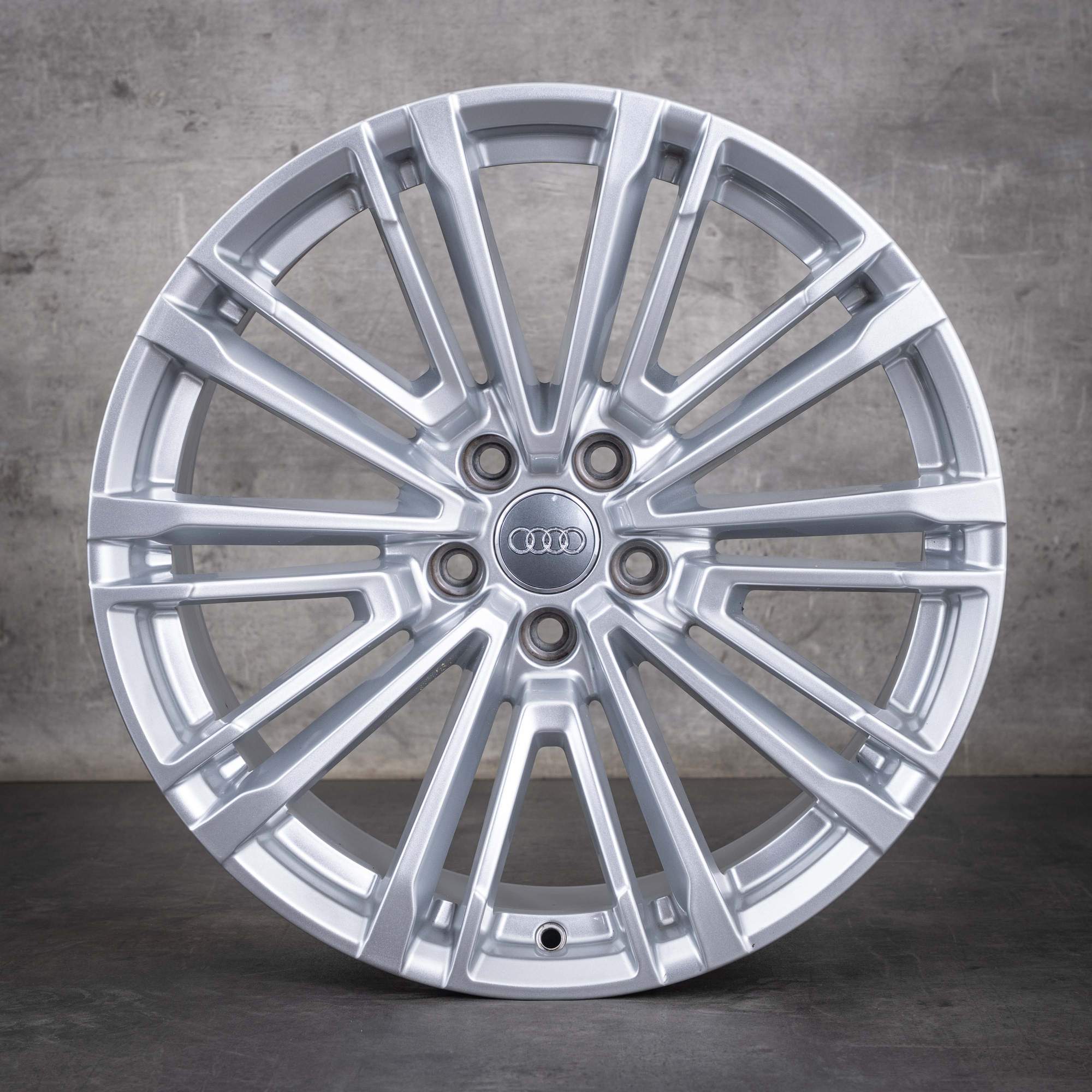 Alkuperäiset Audi A5 S5 -vanteet 19 tuumaa F5 8W B9 8W0601025CC kiiltävä hopea