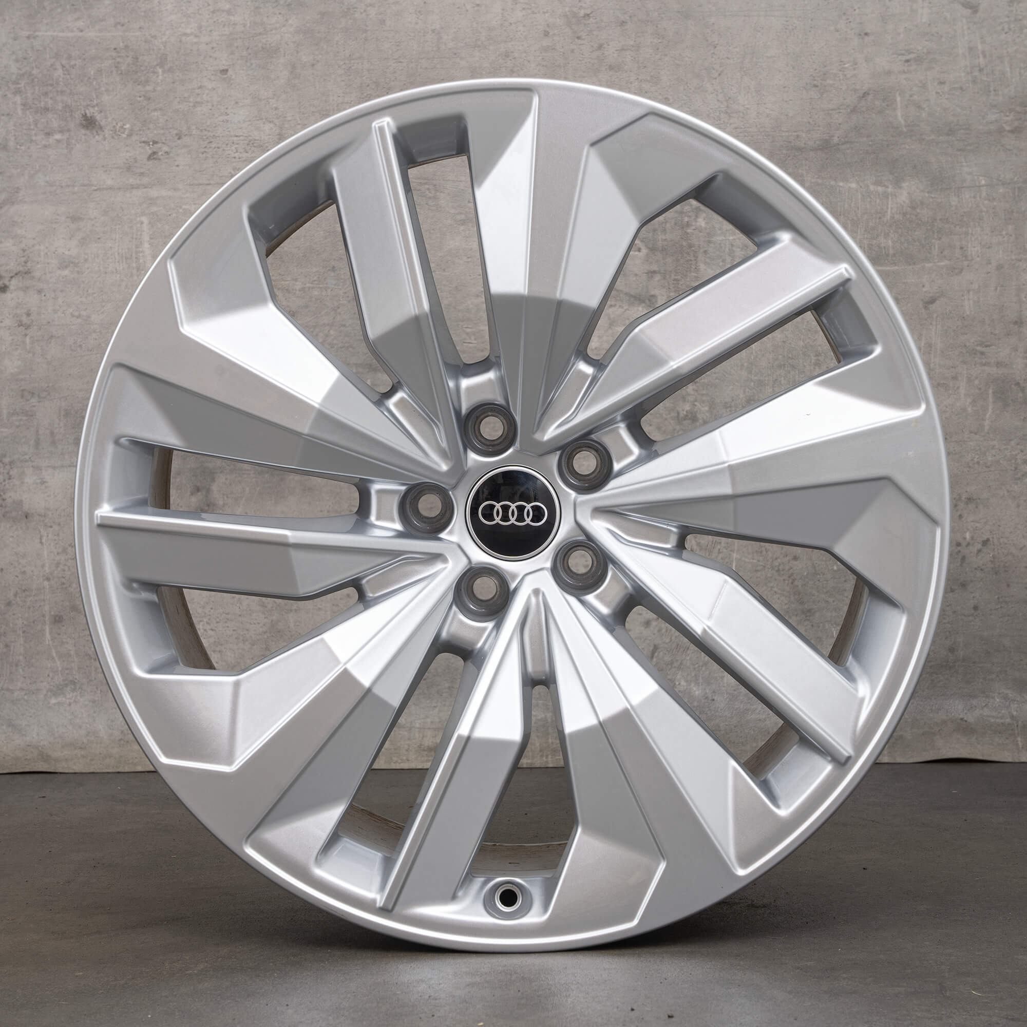 20-calowe felgi aluminiowe Audi e-tron S & Sportback GE 4KE601025E srebrne NOWOŚĆ