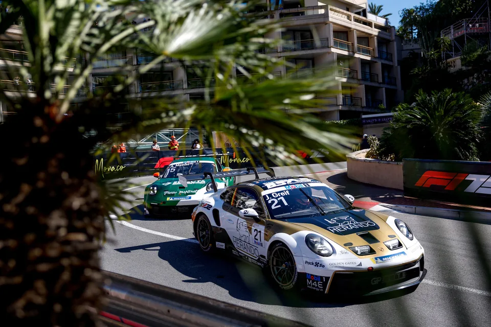 Samochody Porsche 911 Cup na ulicznym torze w Monako