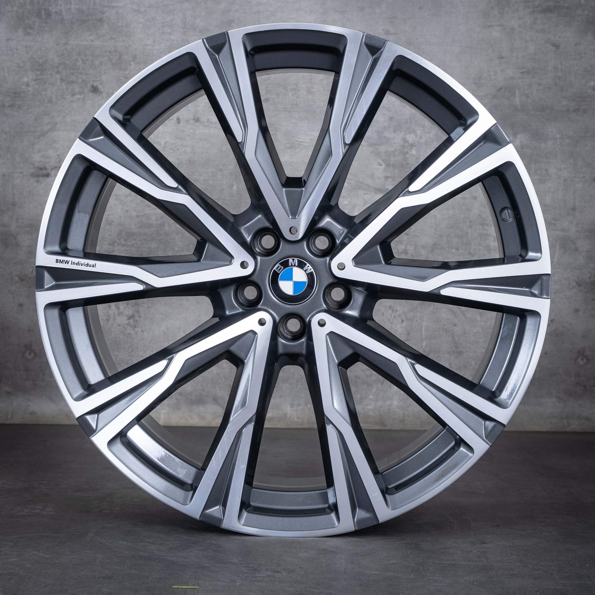 Oryginał BMW X7 felgi 22 cale G07 stylistyka 758 8074222 8090109 orbit szary polerowane toczone