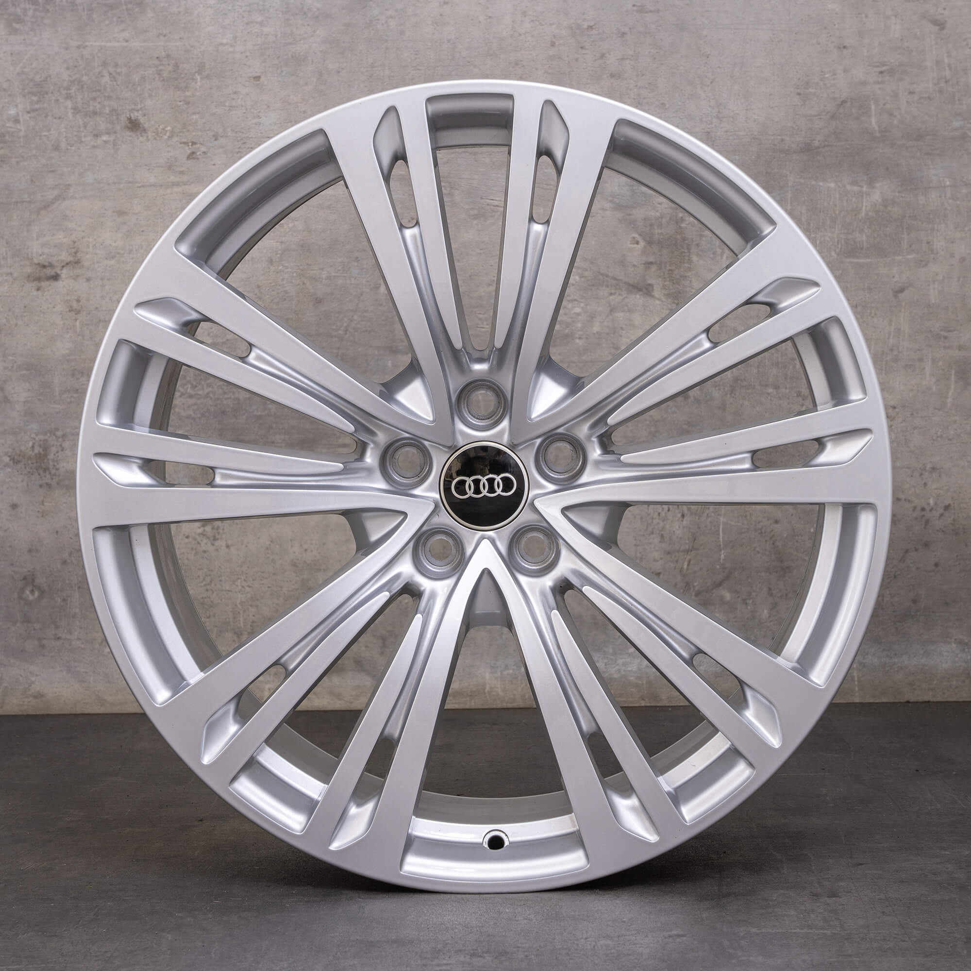 Oryginalne koła zimowe do Audi A8 S8 felgi 20 cali 4N D5 nr kat. 4N0601025Q srebrne błyszczące