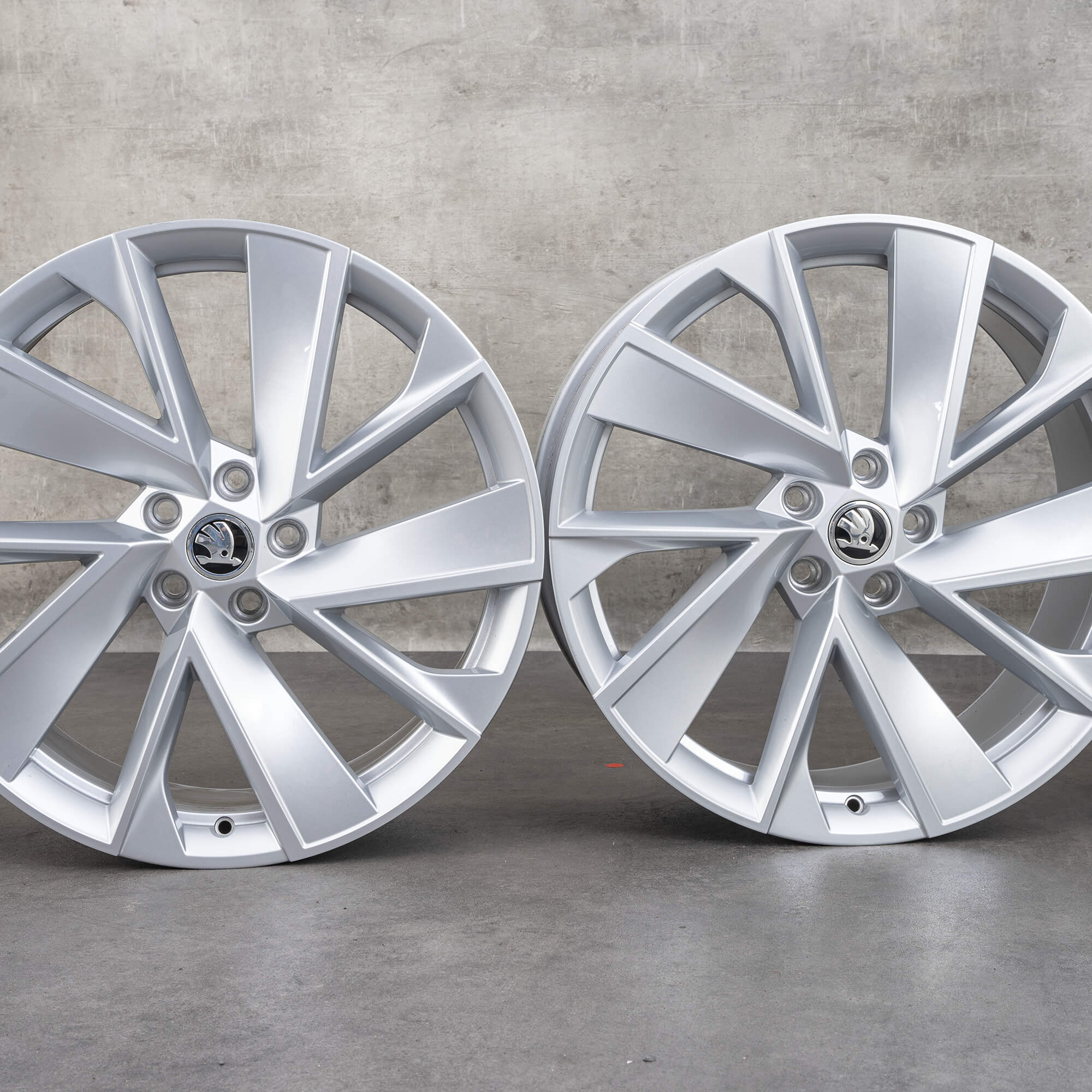 Alkuperäiset Skoda Enyaq -vanteet 20 tuumaa iV 5A Vega 5LA601025H hopea UUDET