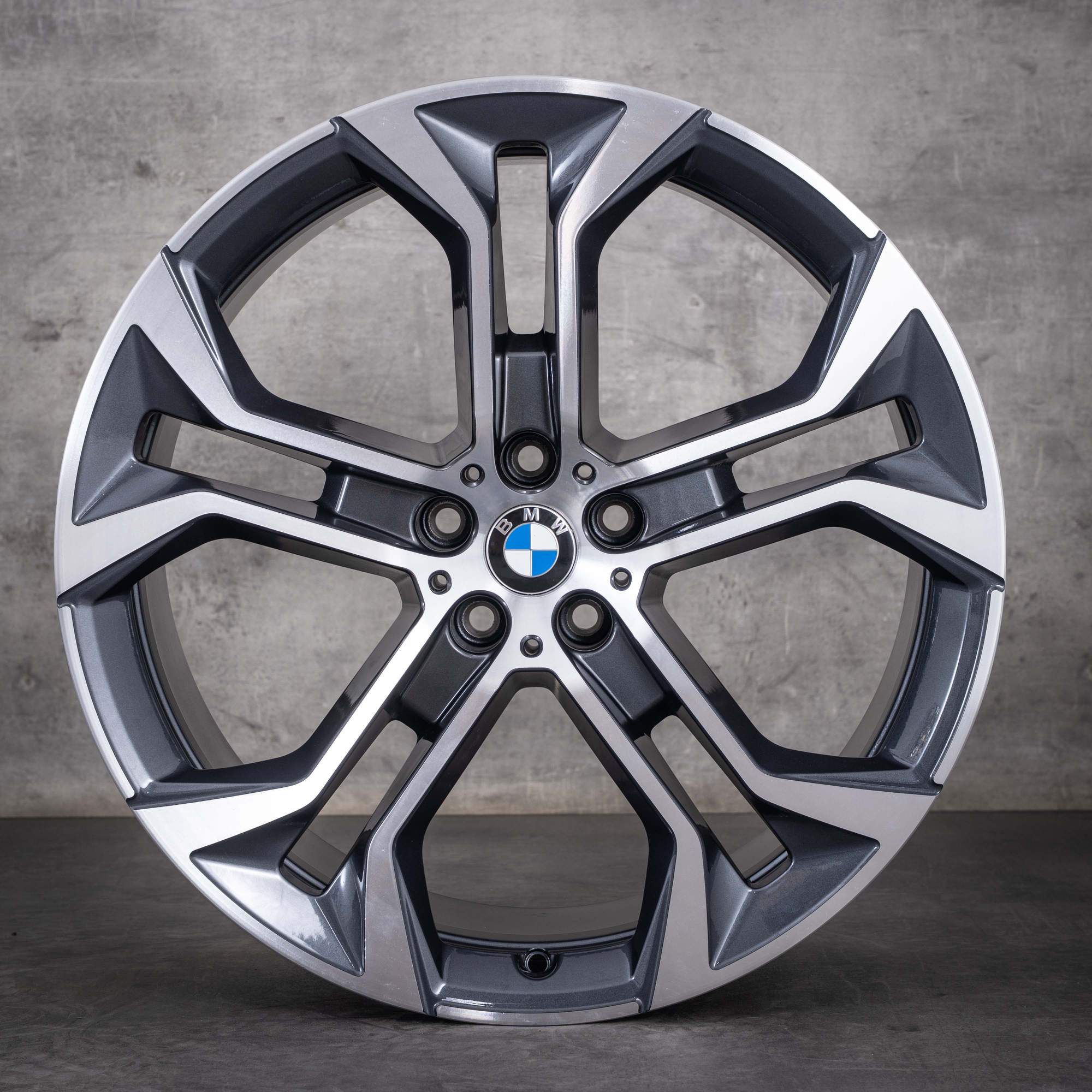 Oryginalne felgi BMW X5 X6 21 cali G05 G06 Styling 744 6885459 6885460 w kolorze orbitgrey z diamond cut