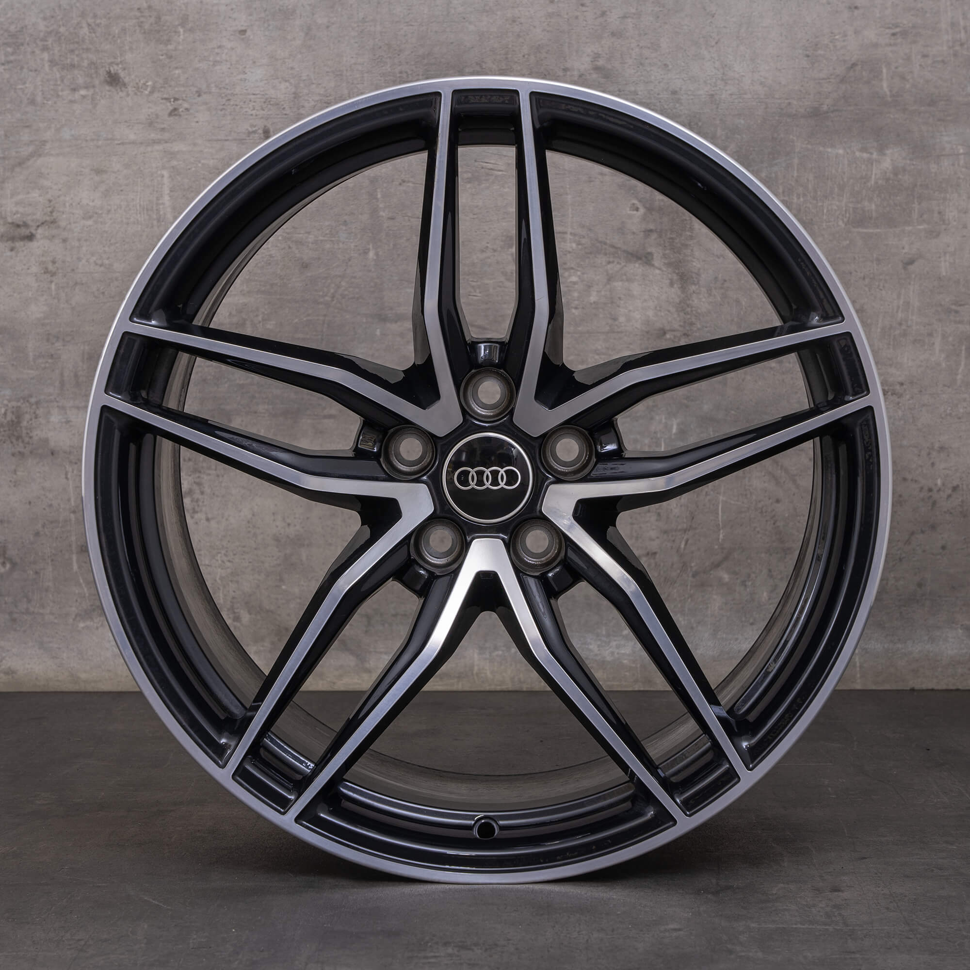 Oryginalne koła zimowe Audi R8 19 cali 4S felgi 4S0601025P 4S0601025R czarne Polerowane