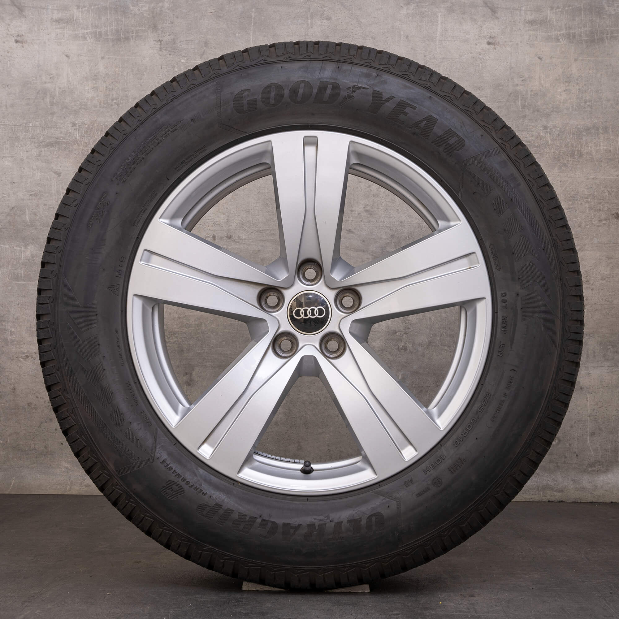 Oryginał Audi Q7 SQ7 koła zimowe 18 cali 4M felgi 4M0601025A srebrne błyszczące