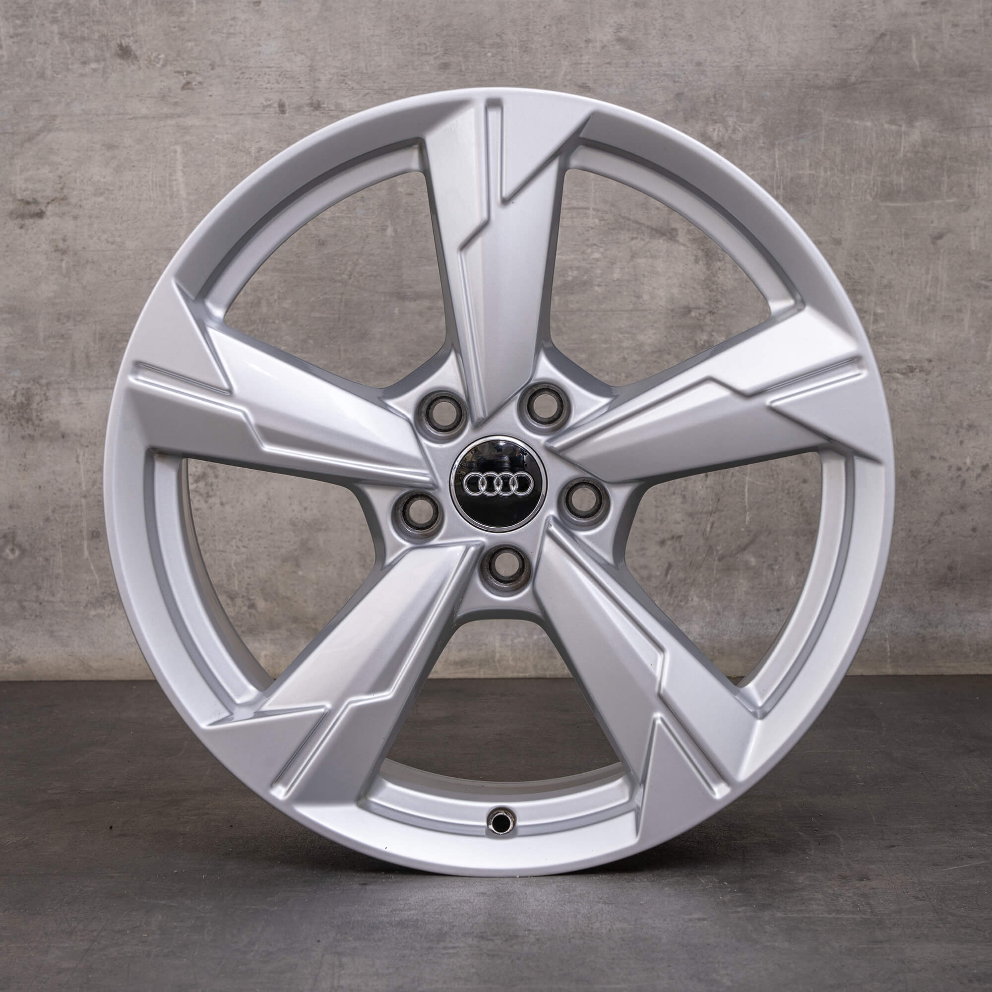 Oryginalne felgi Audi A6 S6 18 cali 4K C8 4K0601025D srebrne