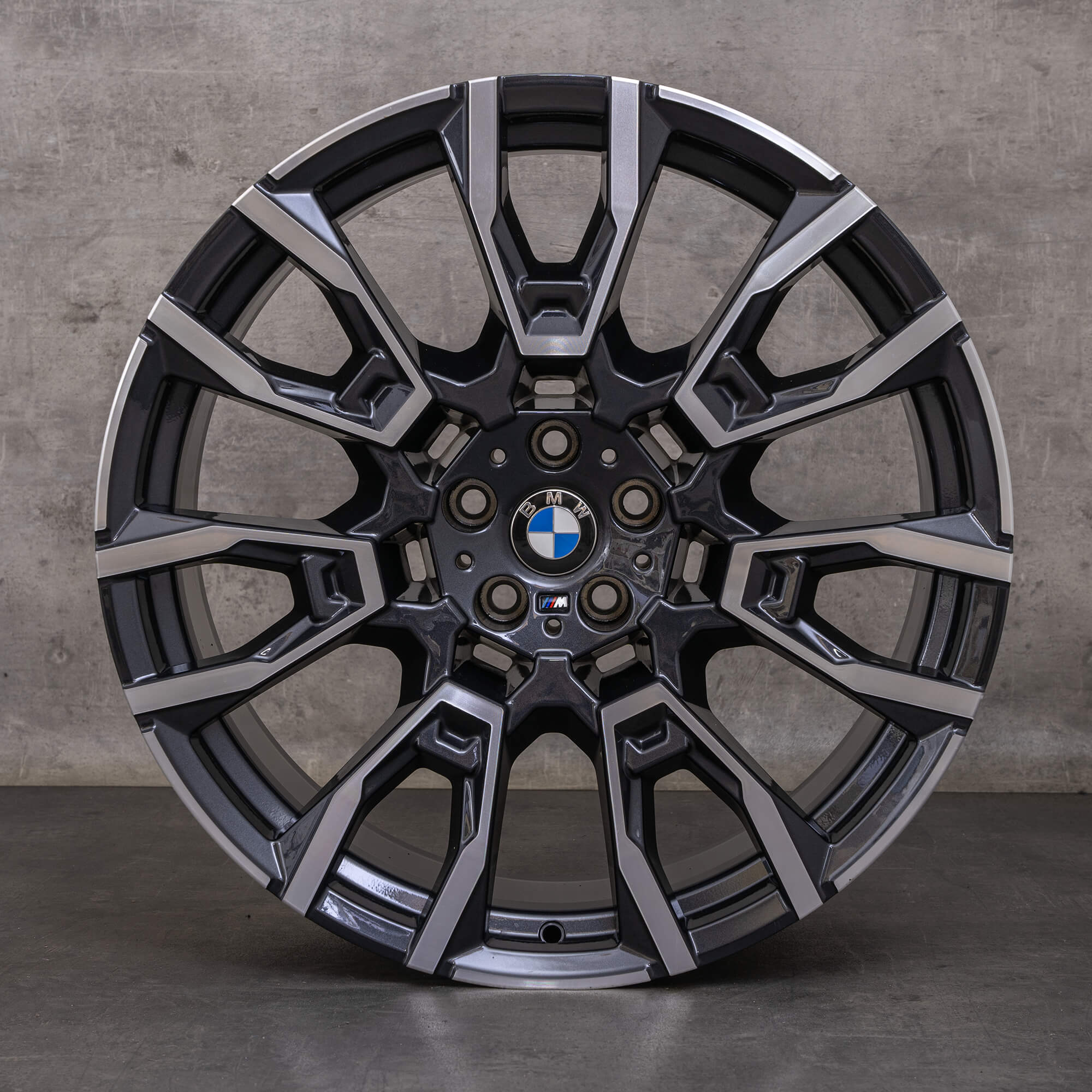 Oryginalne felgi BMW X5 X6 21 cali G05 G06 – opony letnie, stylizacja 915 M nr kat. 6856023 6856024 kolor midnight grey w wersji z efektem diamond cut
