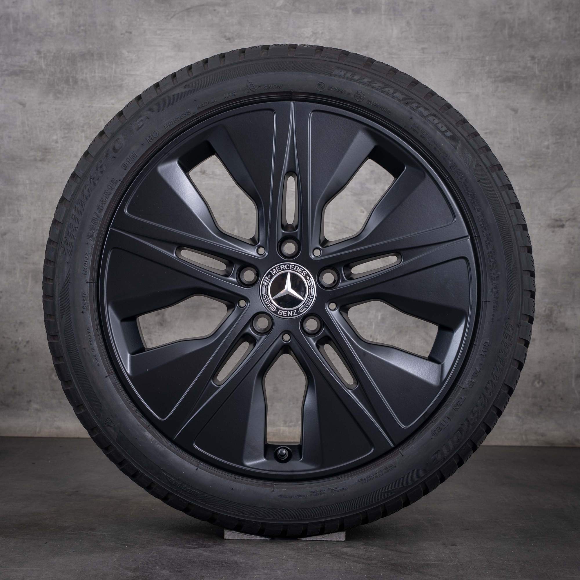 Originele Mercedes-Benz A- en B-Klasse CLA winterbanden op velg 18 inch W177 V177 W247 C118 X118 velgen A1774010500 matzwart