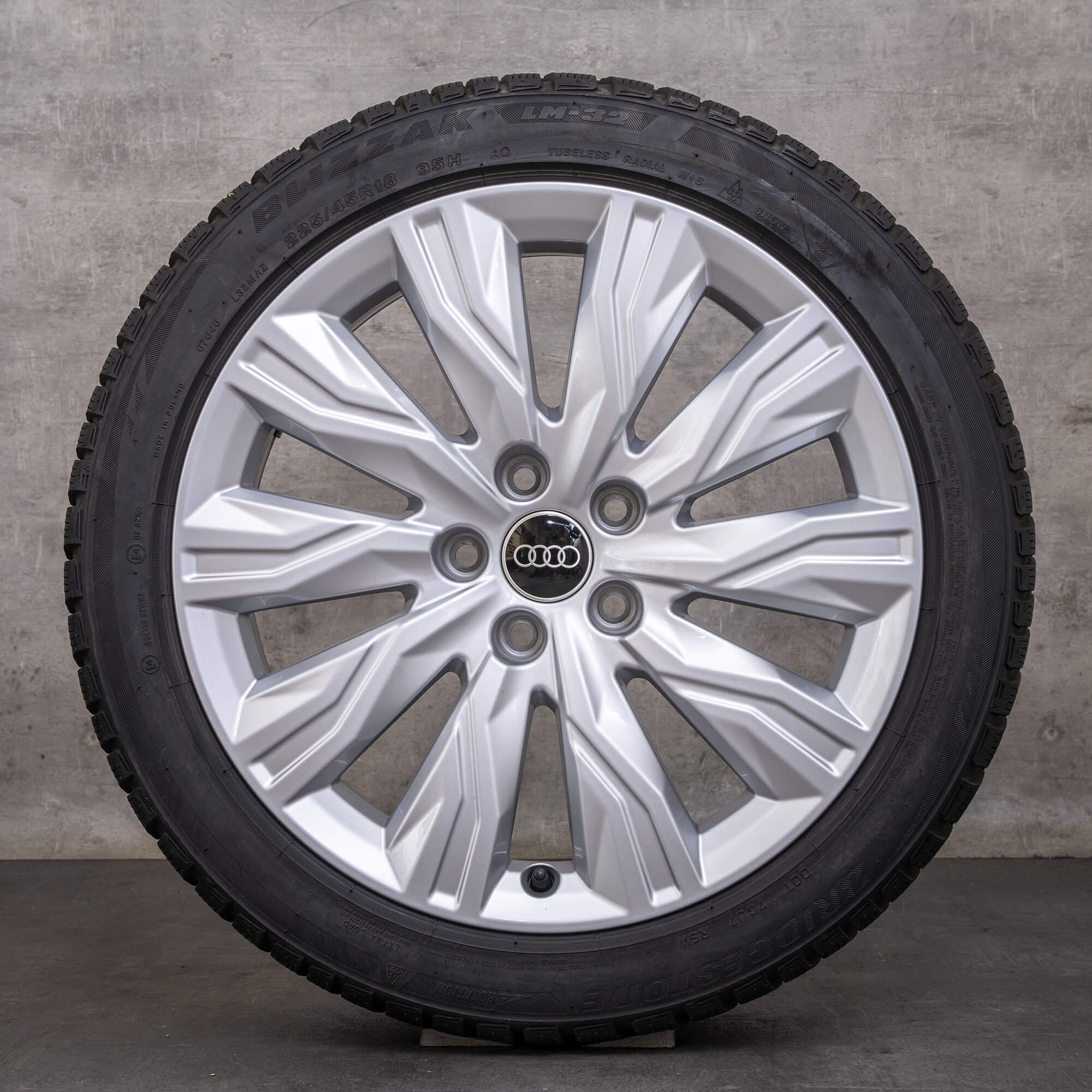 Original Audi A4 S4 B9 8W Gravis Winterräder 18 Zoll Felgen 8W0071498 silber glanz