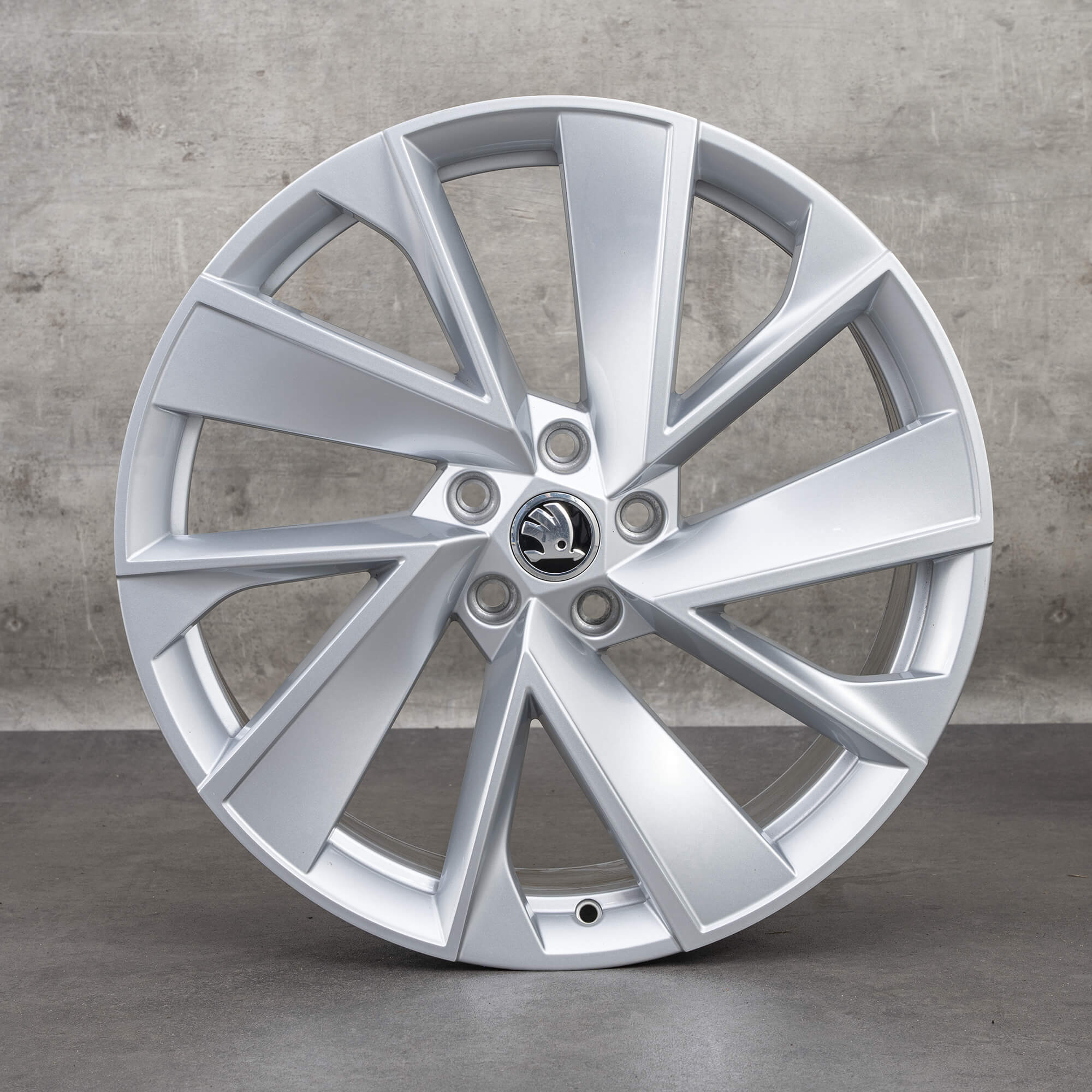 Alkuperäiset Skoda Enyaq -vanteet 20 tuumaa iV 5A Vega 5LA601025H hopea UUDET