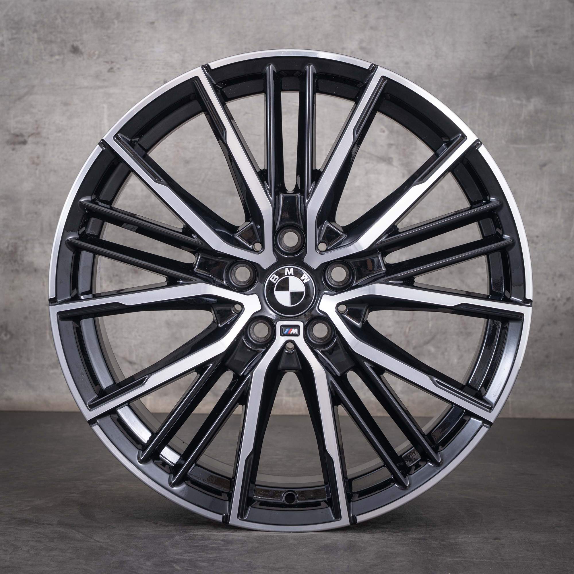 Oryginalne koła zimowe BMW 1er 2er 19 cali F40 F44 Gran Coupe Felgi Styling 552 M 8092356 czarne w technologii diamond cut z połyskiem