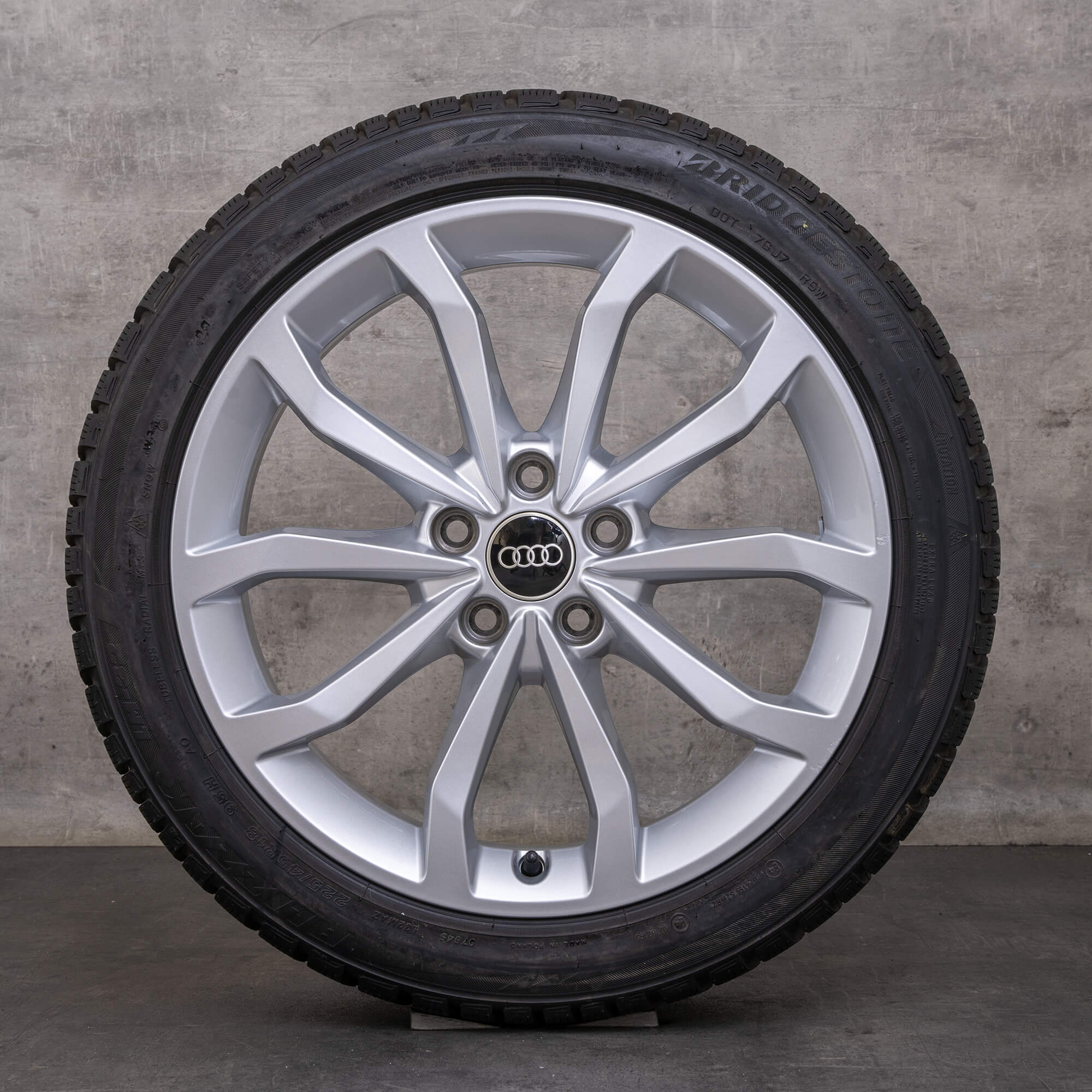 Oryginalne koła zimowe Audi A4 S4 18 cali B9 8W felgi 8W0601025ED srebrne błyszczące