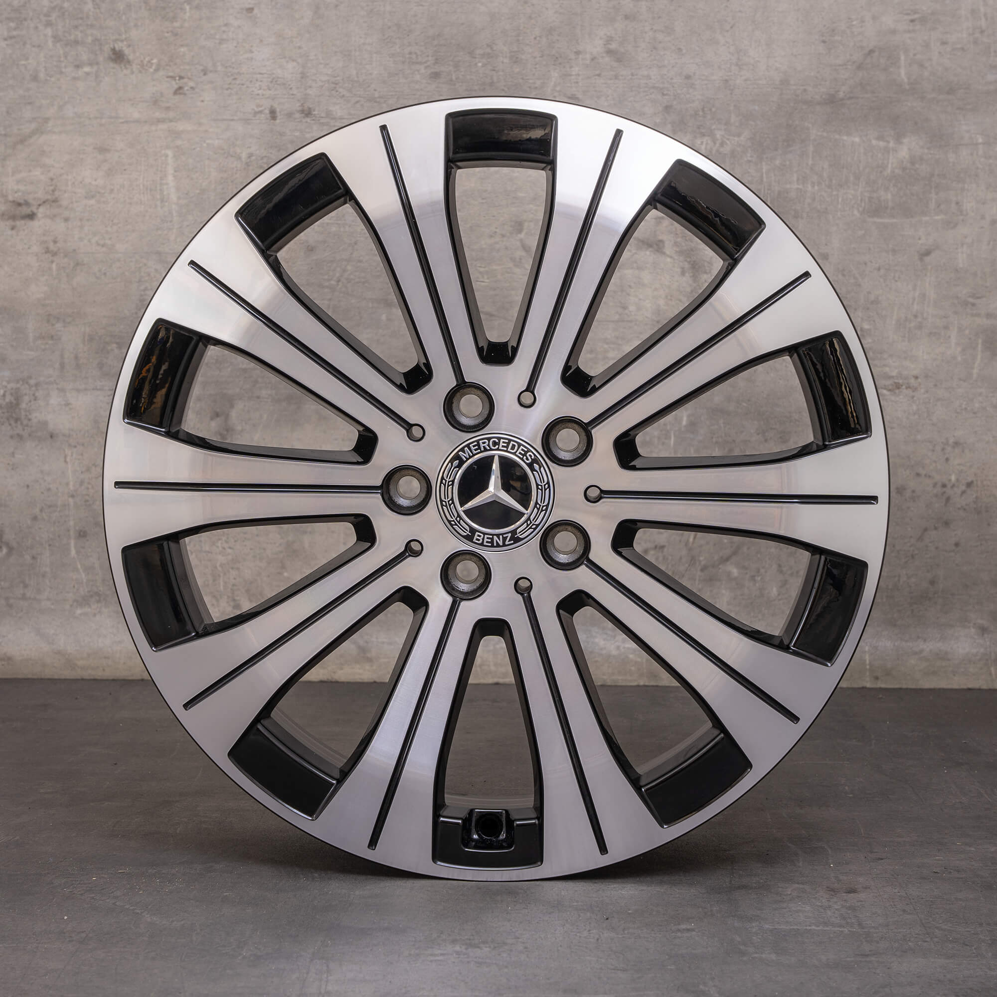 Oryginalne felgi Mercedes Benz EQA EQB 18 cali H243 X243 A2434010000 czarne polerowane