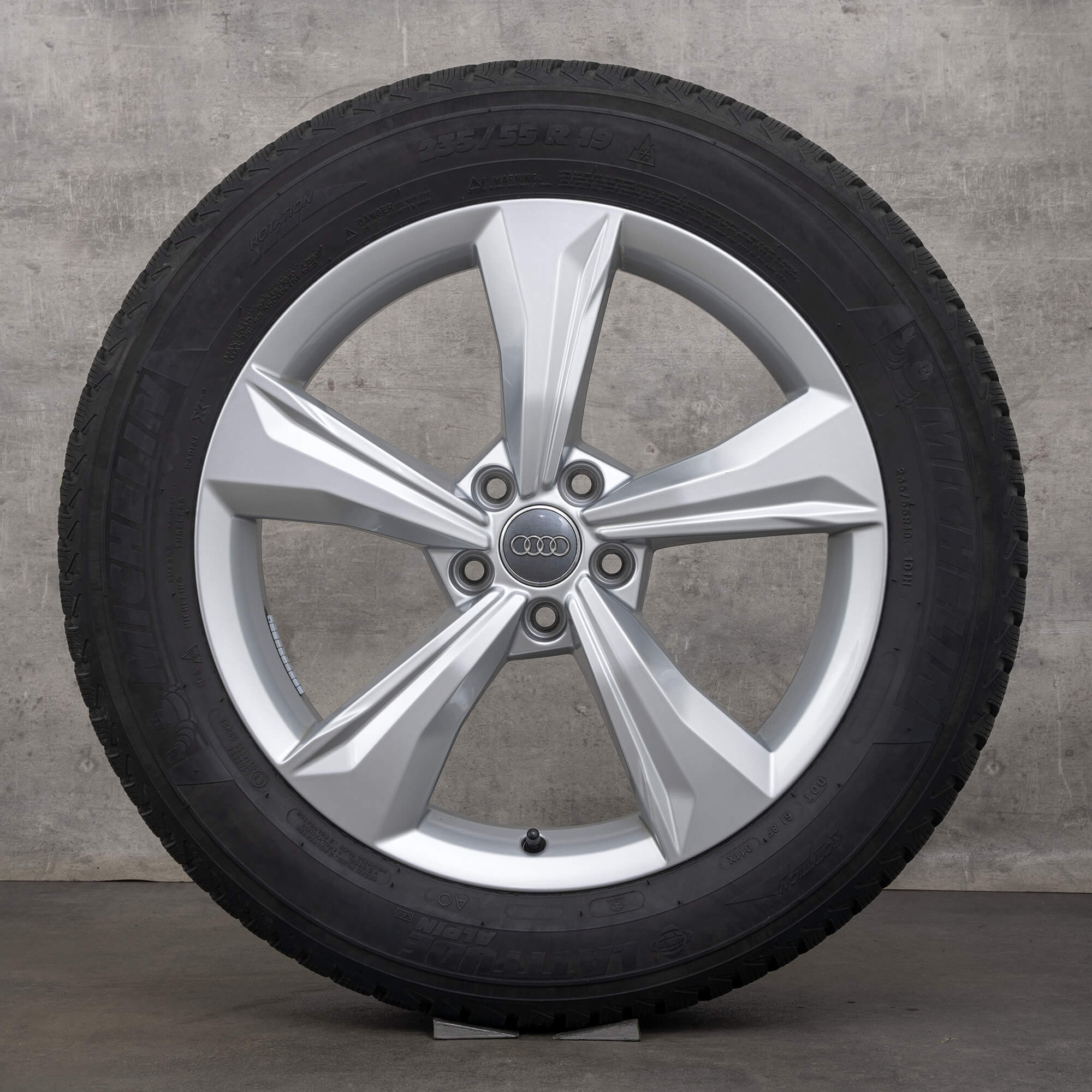 Oryginał Audi Q5 SQ5 koła zimowe 19 cali felgi FY 80A601025K dynamiczny wzór DOT 23 srebrne