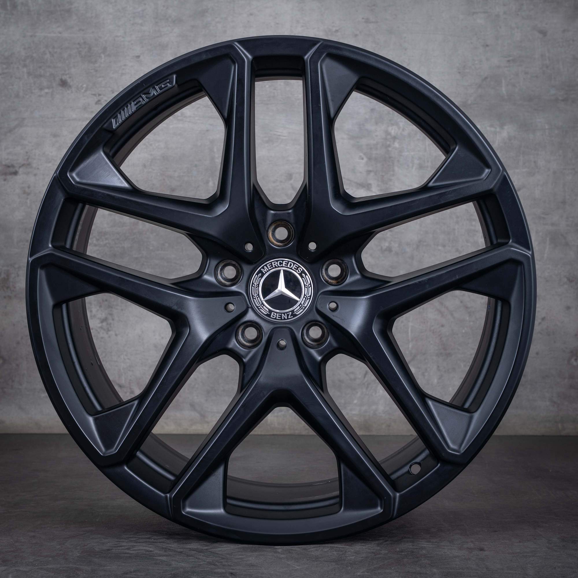 Alkuperäiset Mercedes Benz G-sarjan G63 AMG-vanteet 21 tuumaa (53,3 cm) mitat: W463A ja W465 A4634011900 musta matta