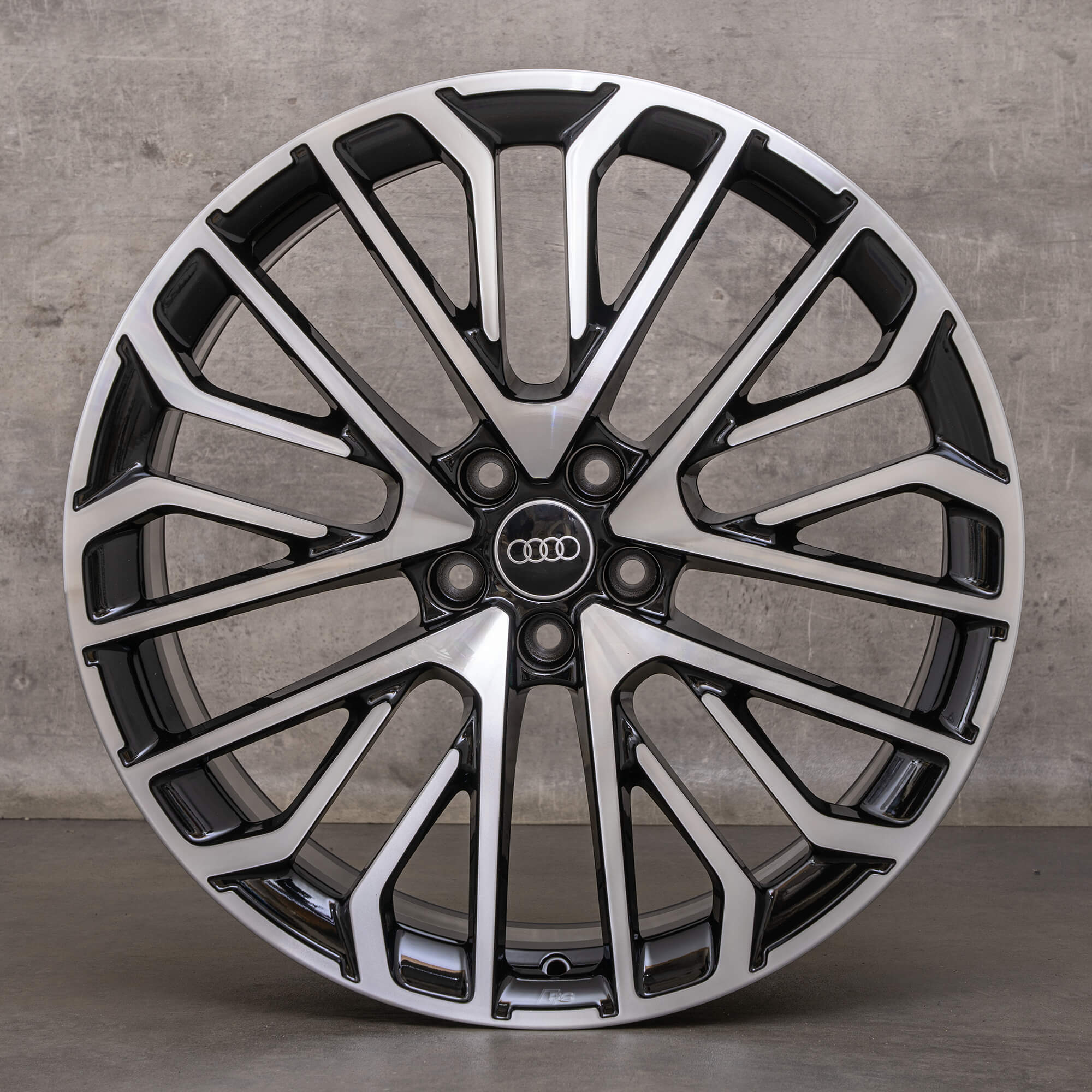Oryginalne felgi Audi Q8 SQ8 23 cale 4M8 4M8601025BN czarne z efektem diamond cut NOWE